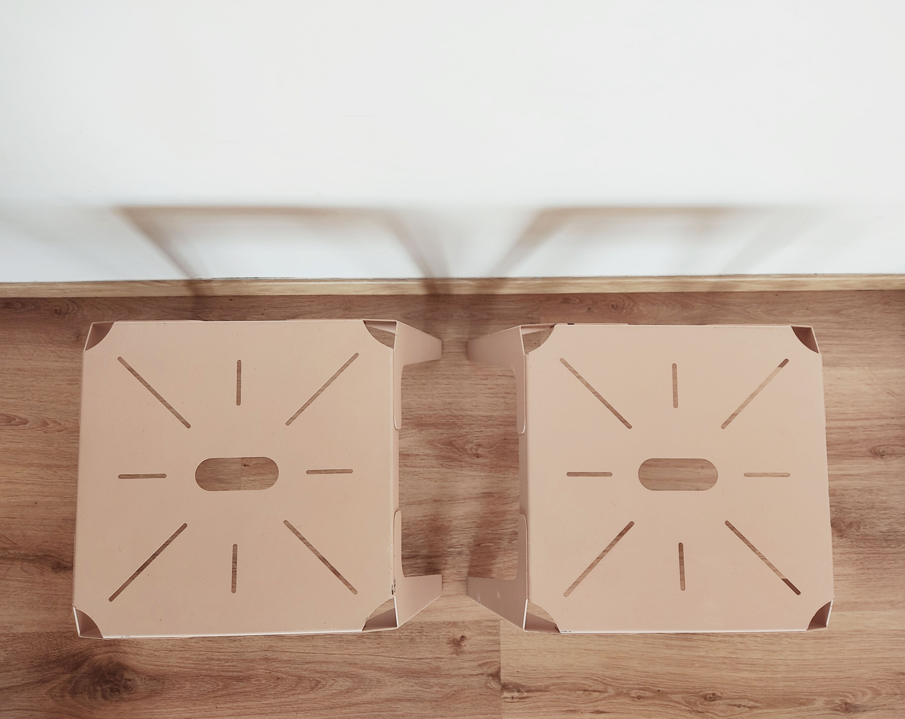 Set de 2 tabourets vintages acier laqué rose pâle