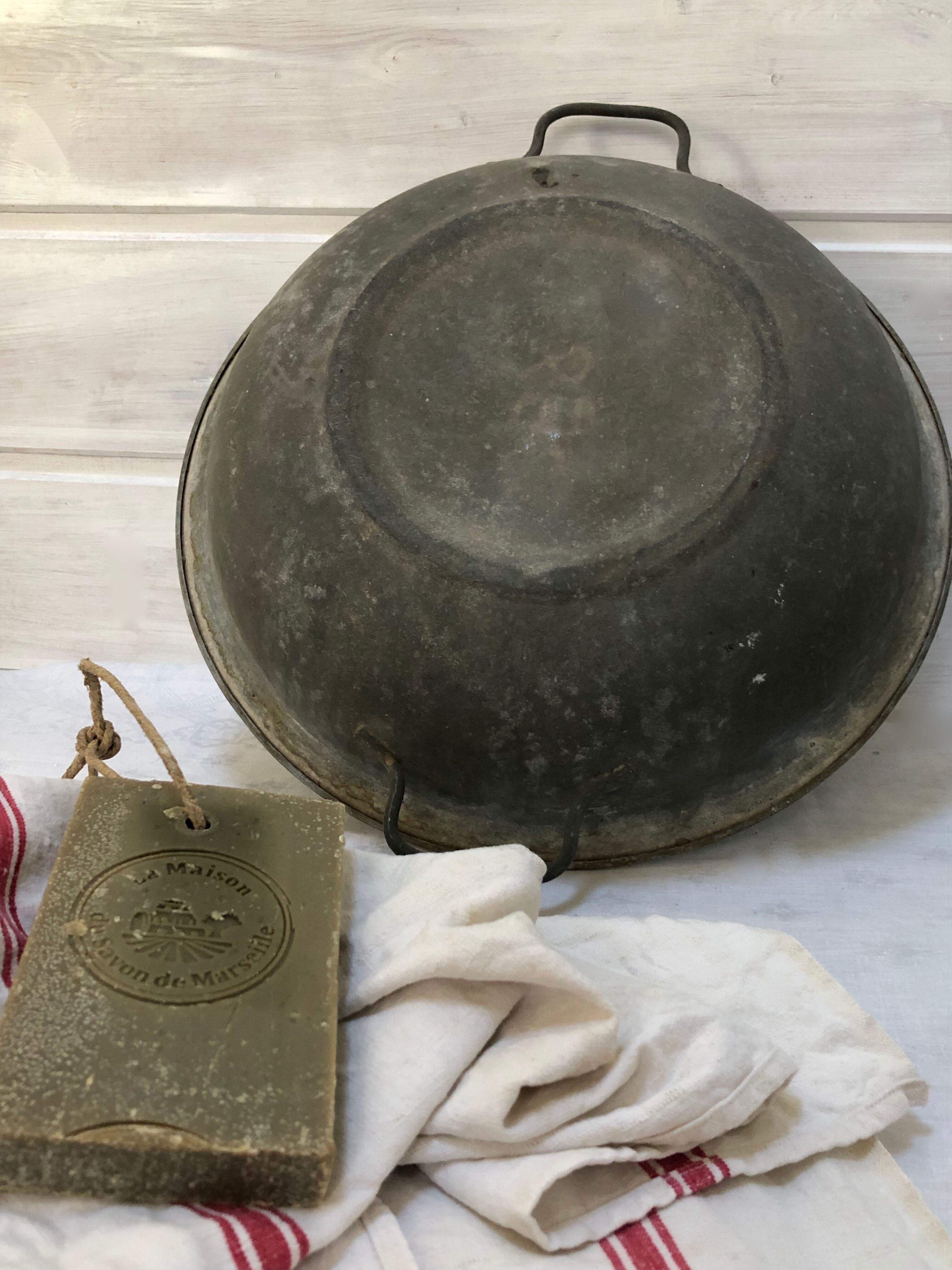 Flat zinc basin, chic countryside
