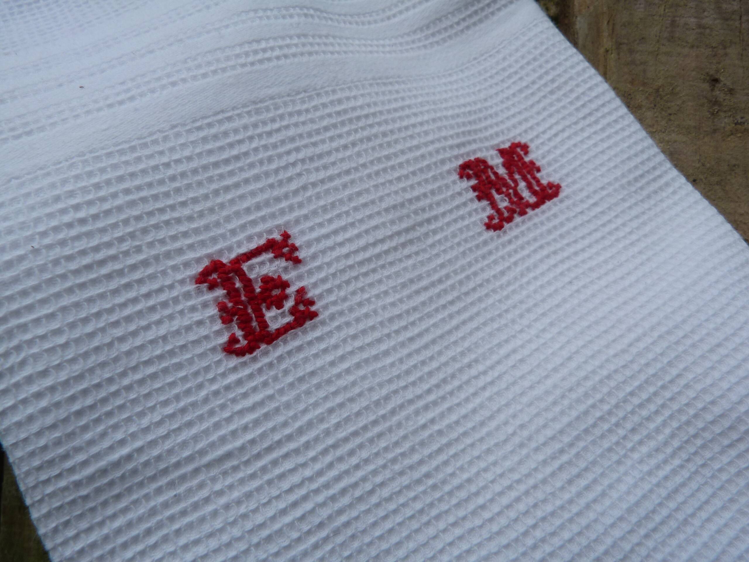 Old towel in white bee-niz cotton and red embroidery EM