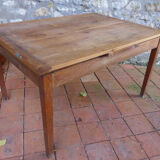 Extendable farm table