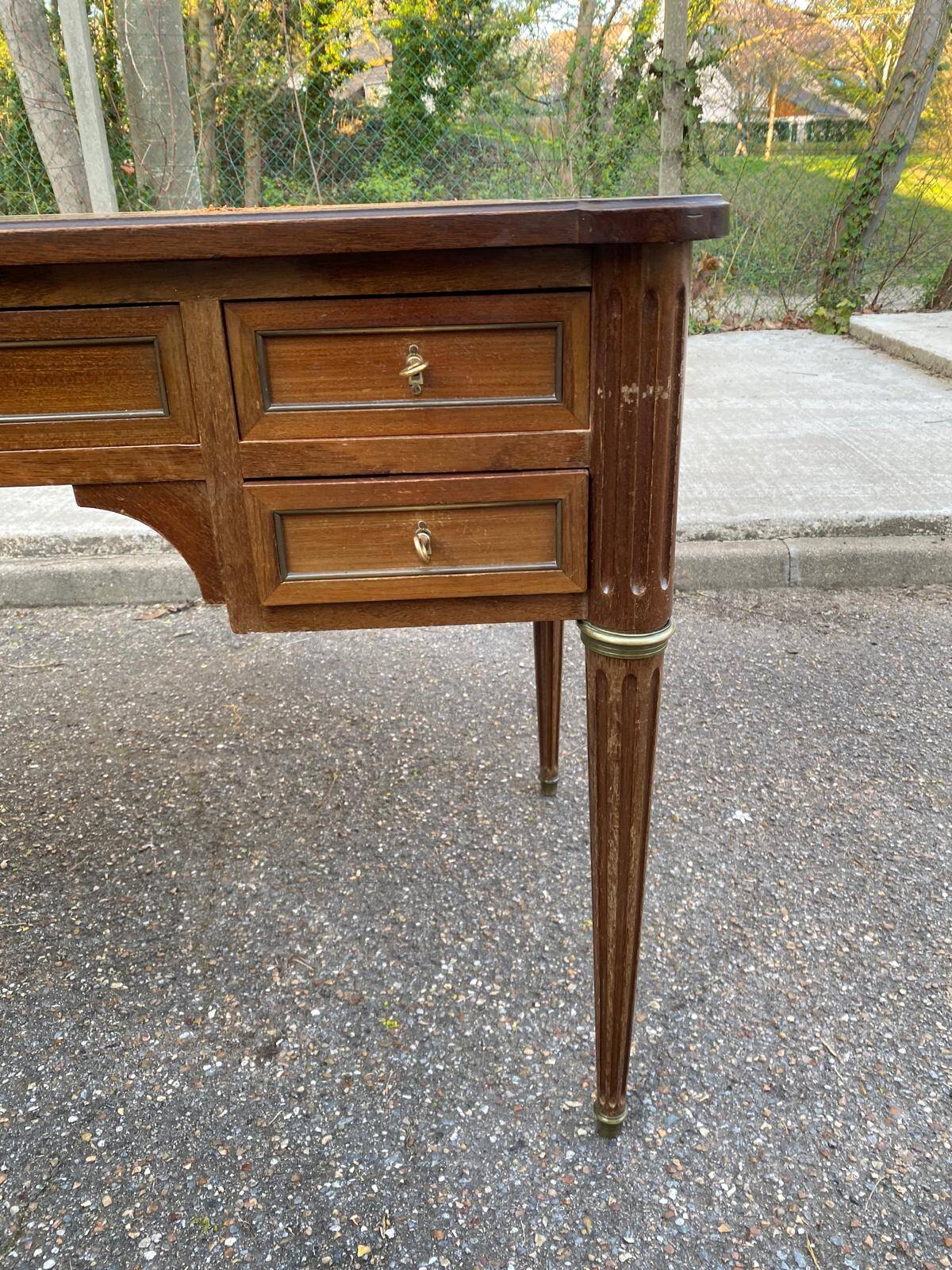 Louis XVI desk in solid wood and leather from the 20th century.