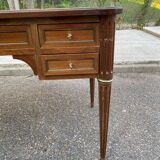 Louis XVI desk in solid wood and leather from the 20th century.