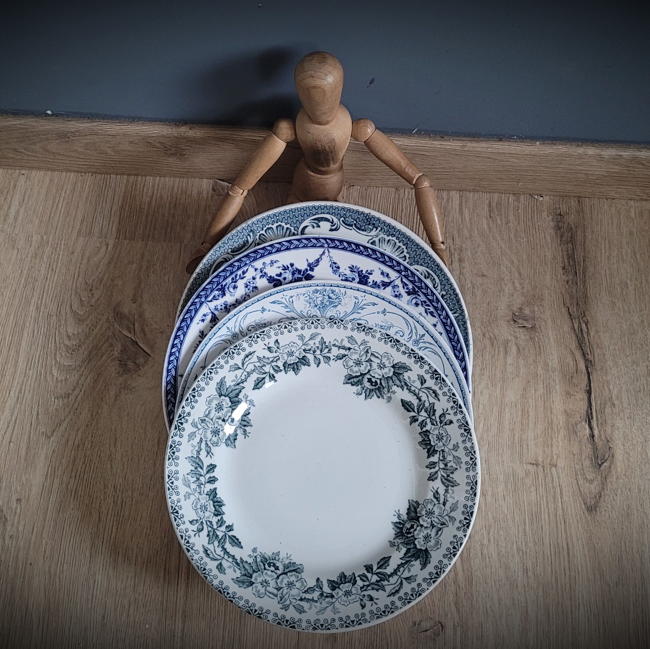 Quartet flat blue plates dessert 39