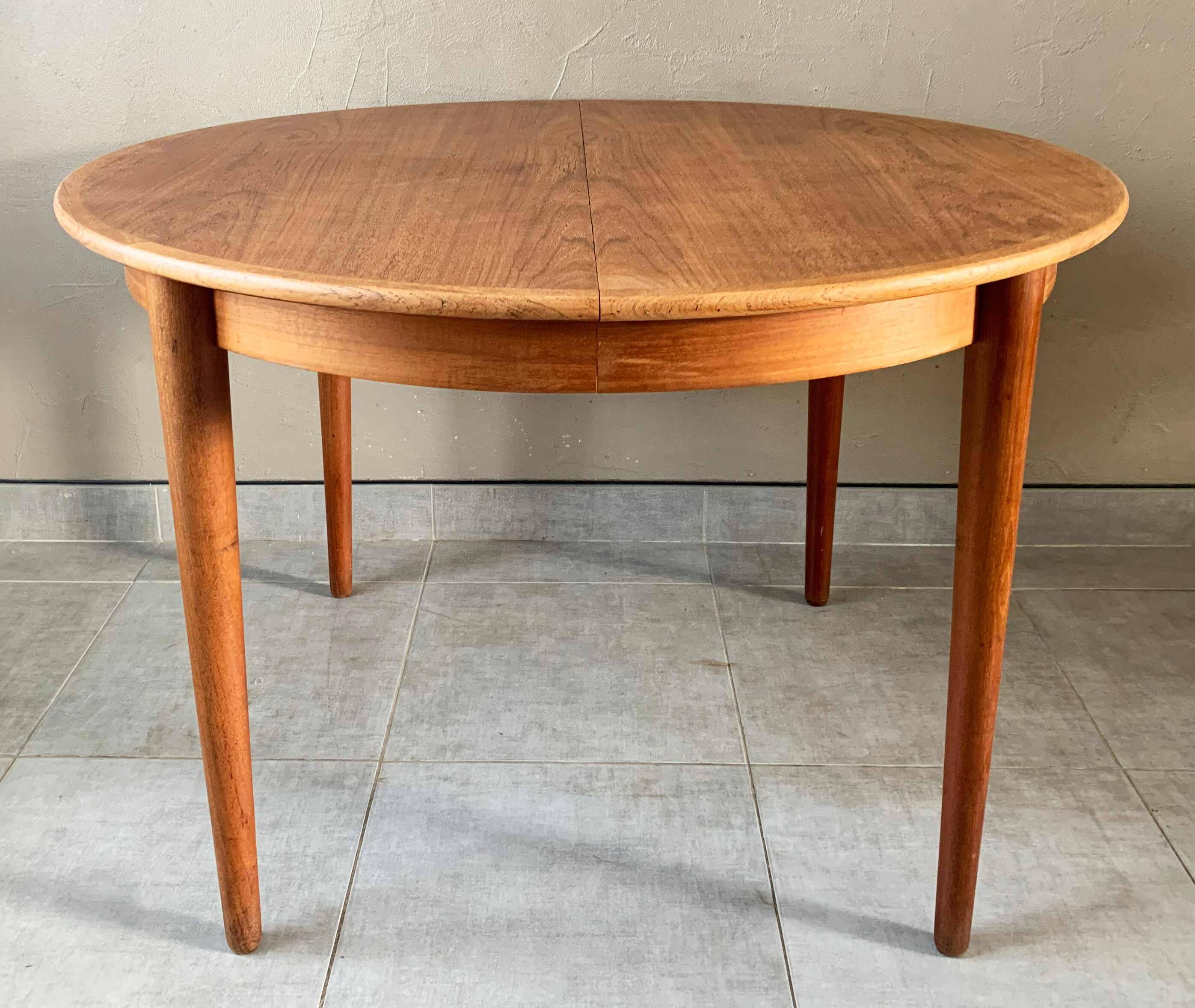 Danish teak dining table mSe Mobler, distributed by Samcom