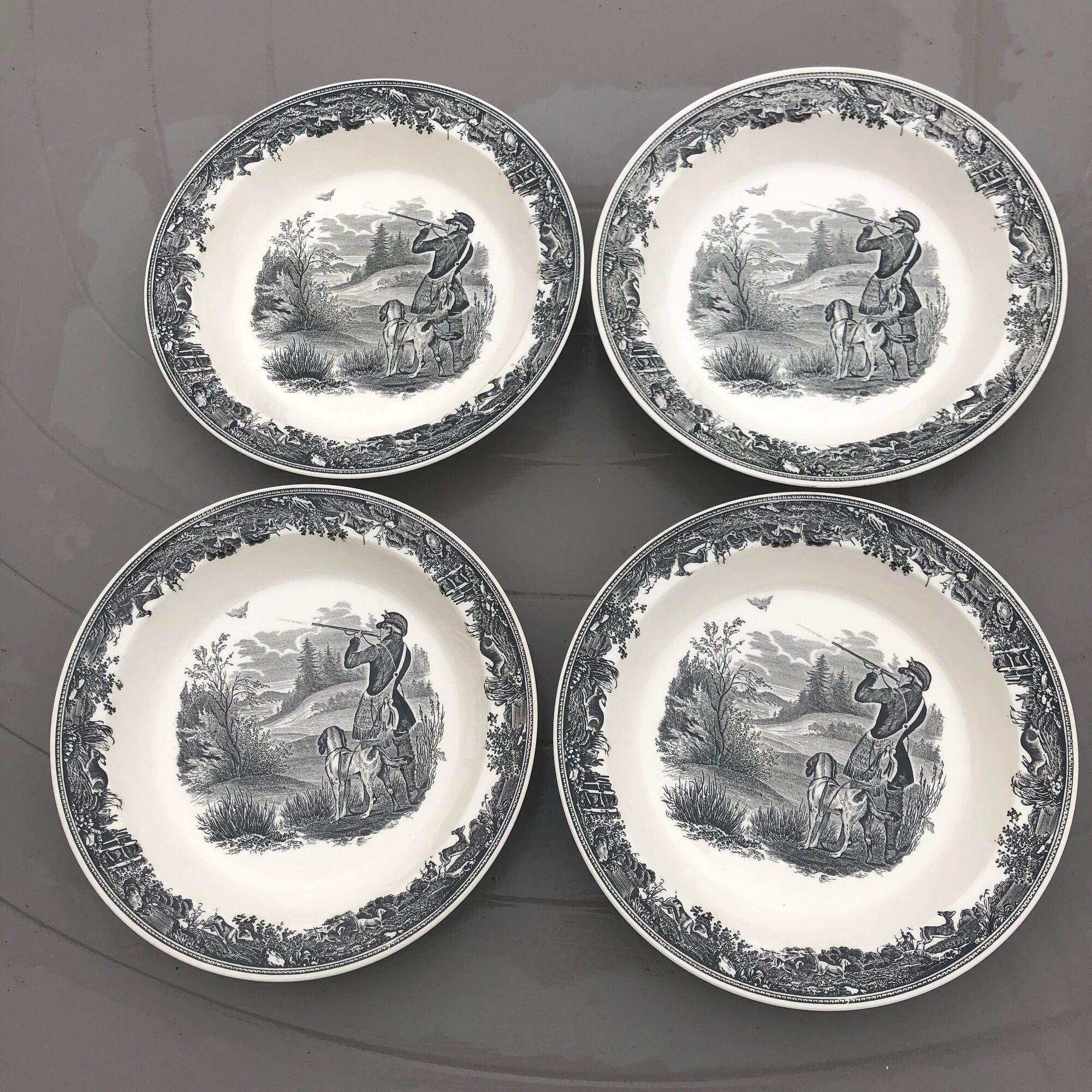 Service of 4 hollow plates Villeroy & Boch, Artemis collection theme "Hunting"