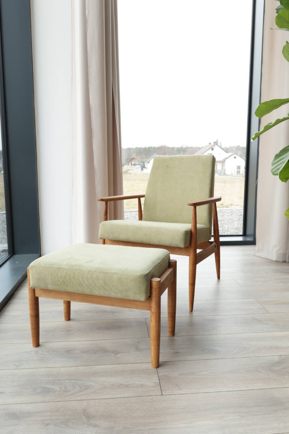 Fauteuil scandinave en bois avec repose-pieds vert olive