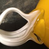 Coupe jaune de Jozefina Krosno en verre sur pied blanc torsadé