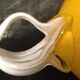 Coupe jaune de Jozefina Krosno en verre sur pied blanc torsadé