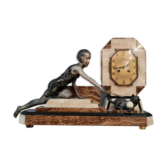 Unusual clock period Art Deco in Antimony and two-tone marble around 1925 Subject
