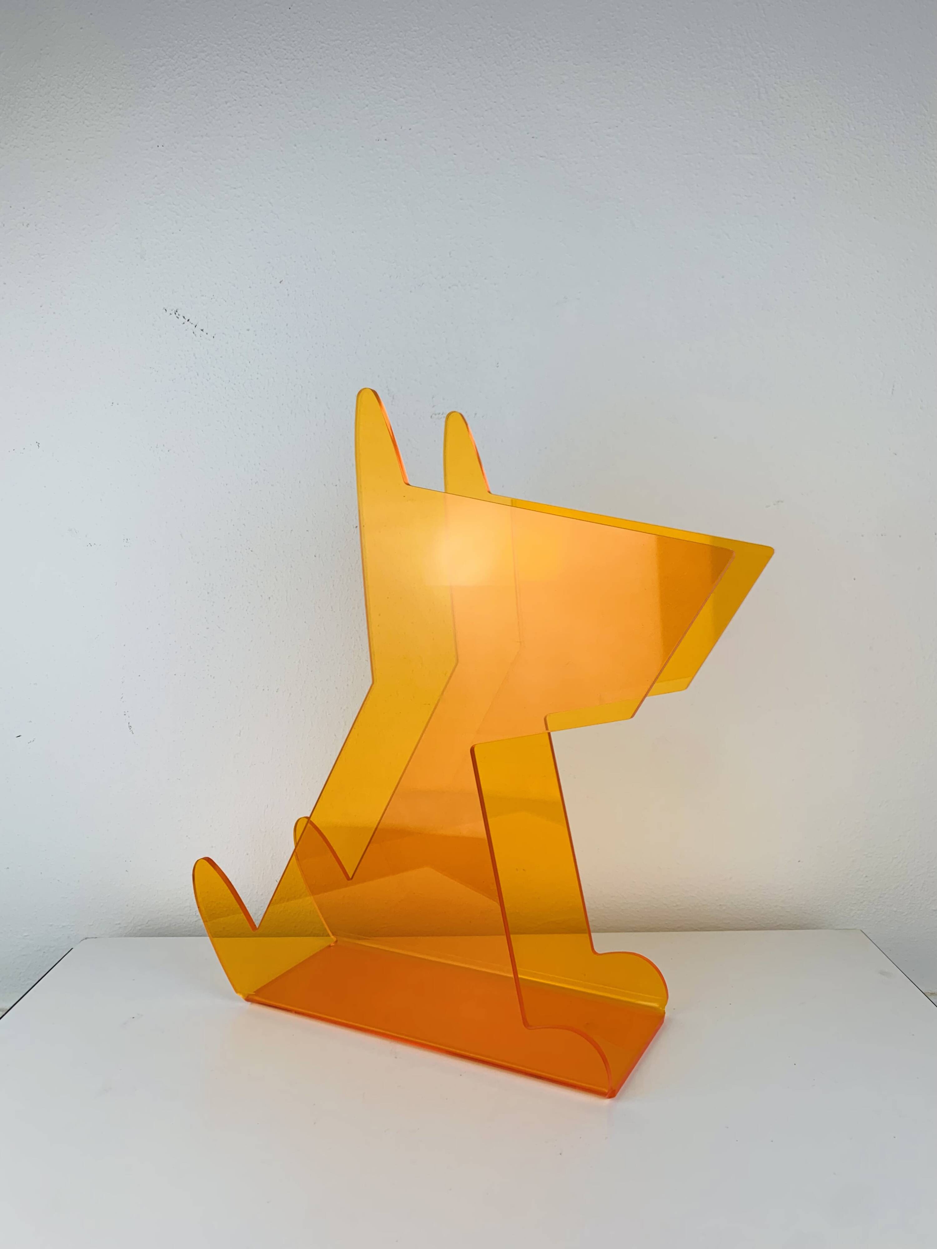 Porte-revues chien en plexiglas orange, vintage
