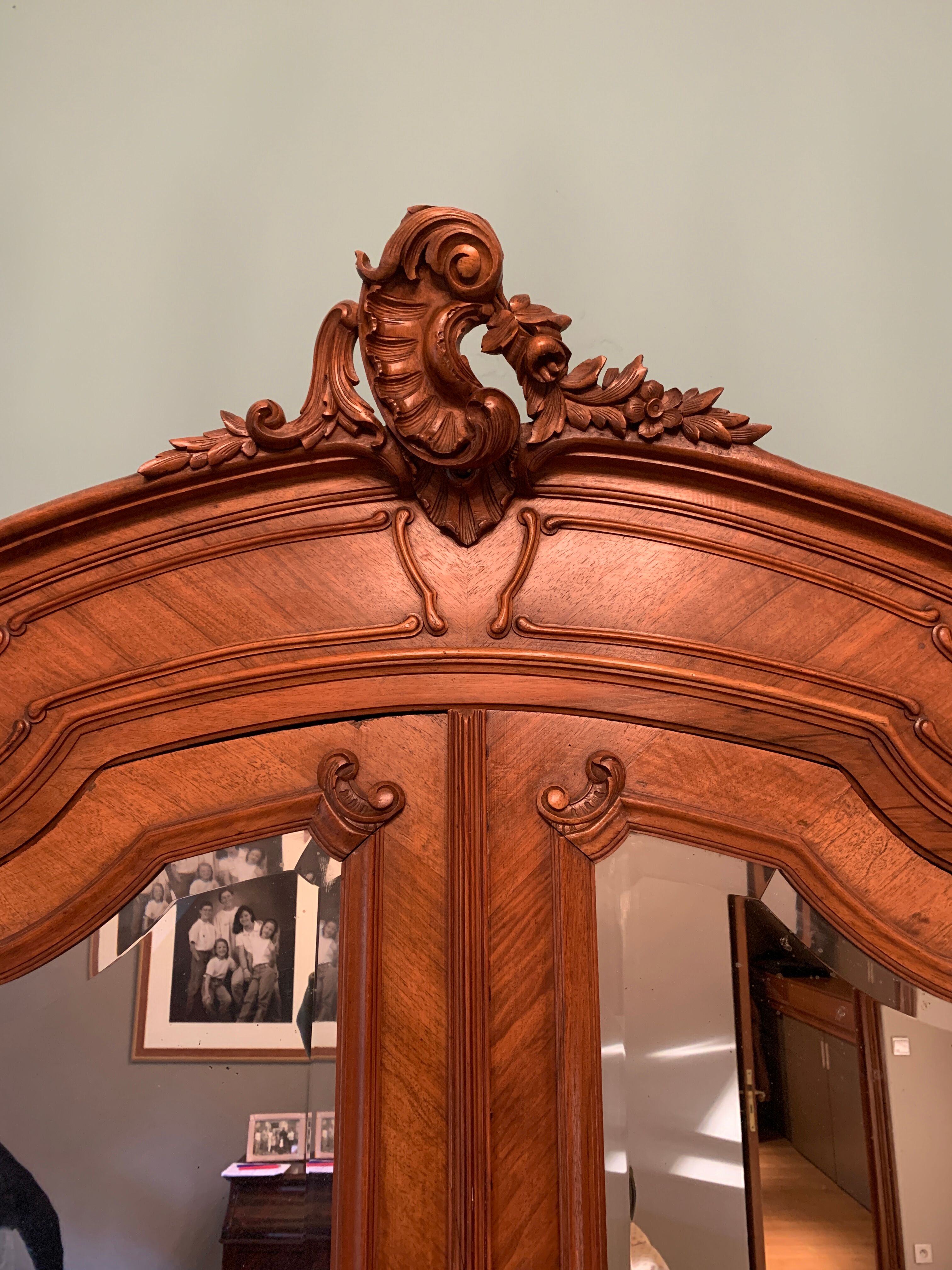 Louis XV Rocaille cabinet in walnut with bevelled mirrors