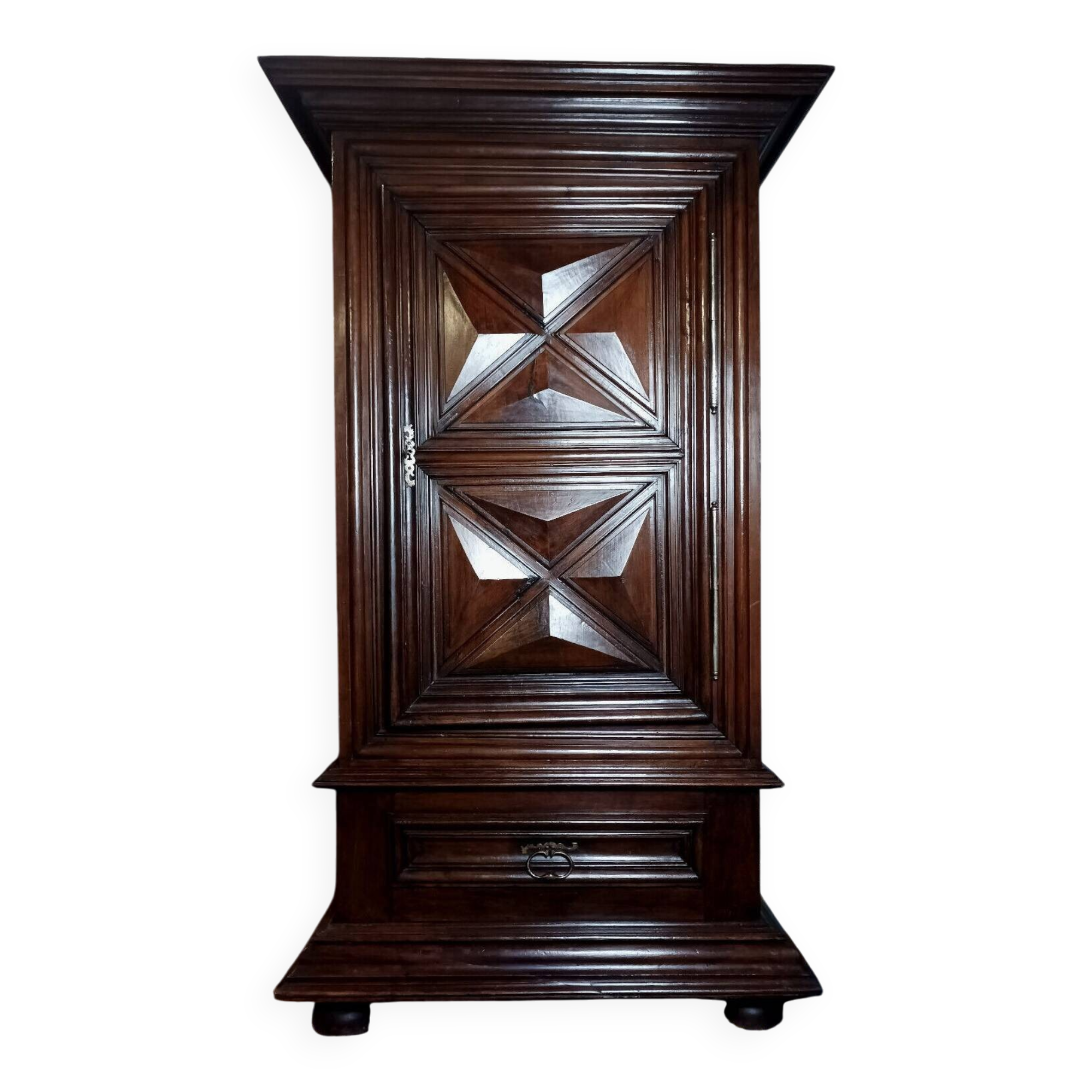 Standing man from the Louis XIII era in walnut with a diamond point.