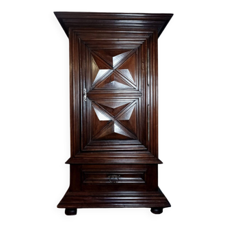 Standing man from the Louis XIII era in walnut with a diamond point.