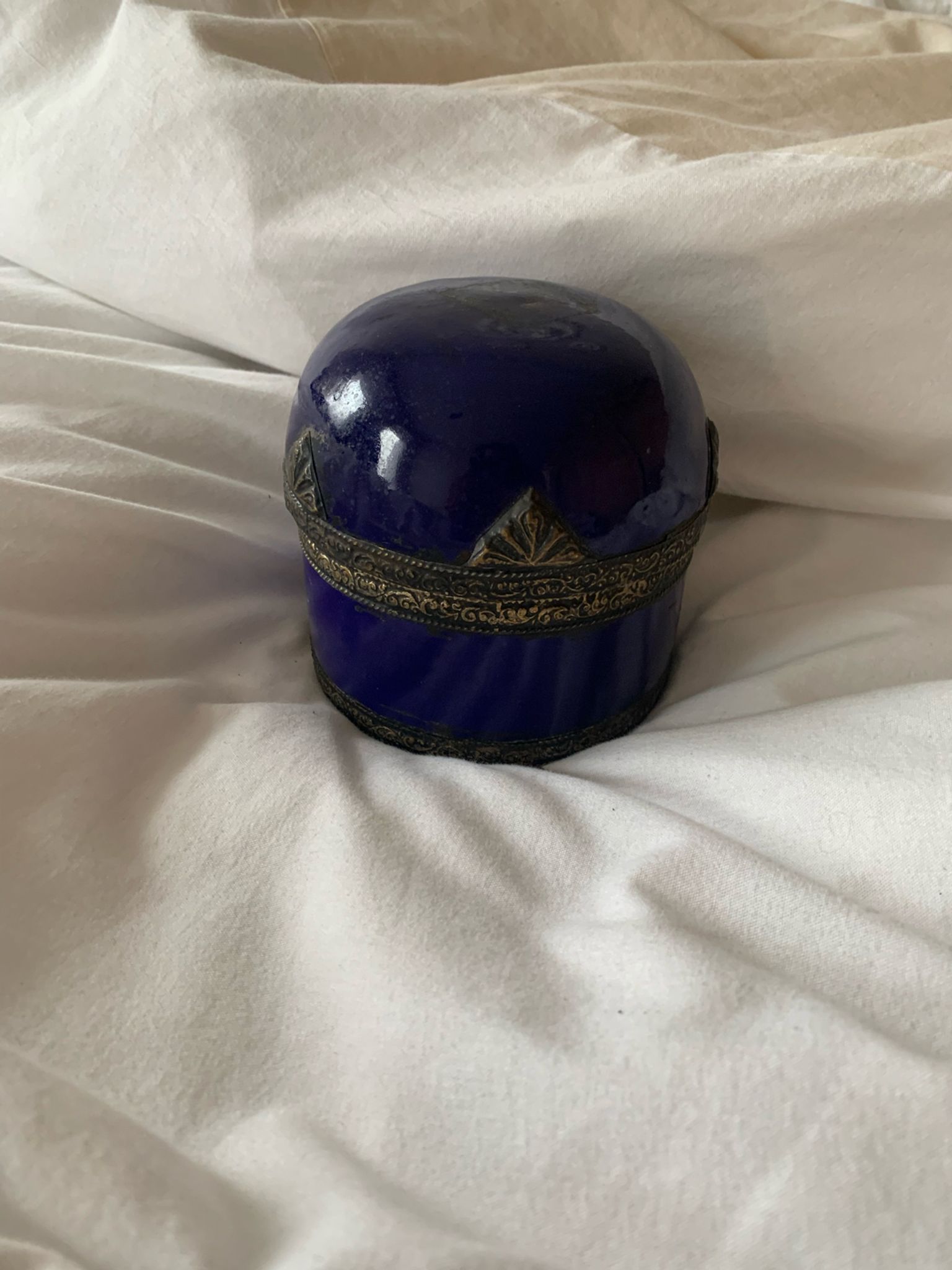 Ceramic pot and bronze blue flower old
