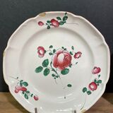 Paire d'assiettes en faïence de l'Est XIXe à décor floral