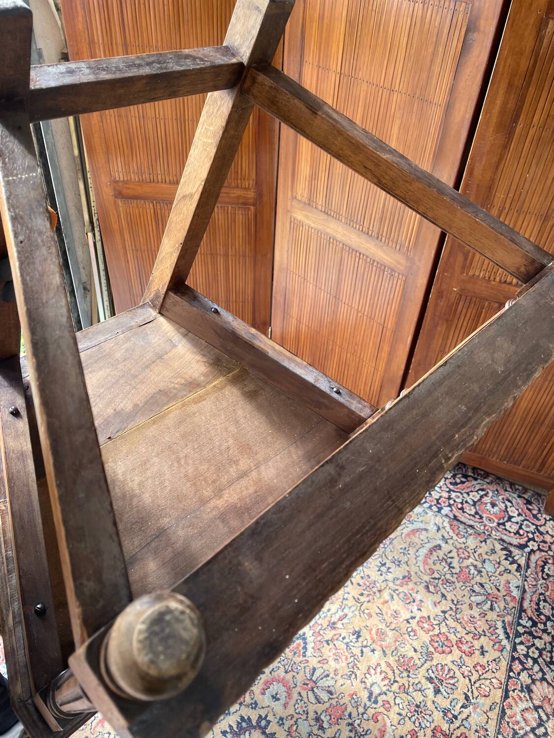 Paire de fauteuils sculptés en noyer de style Renaissance