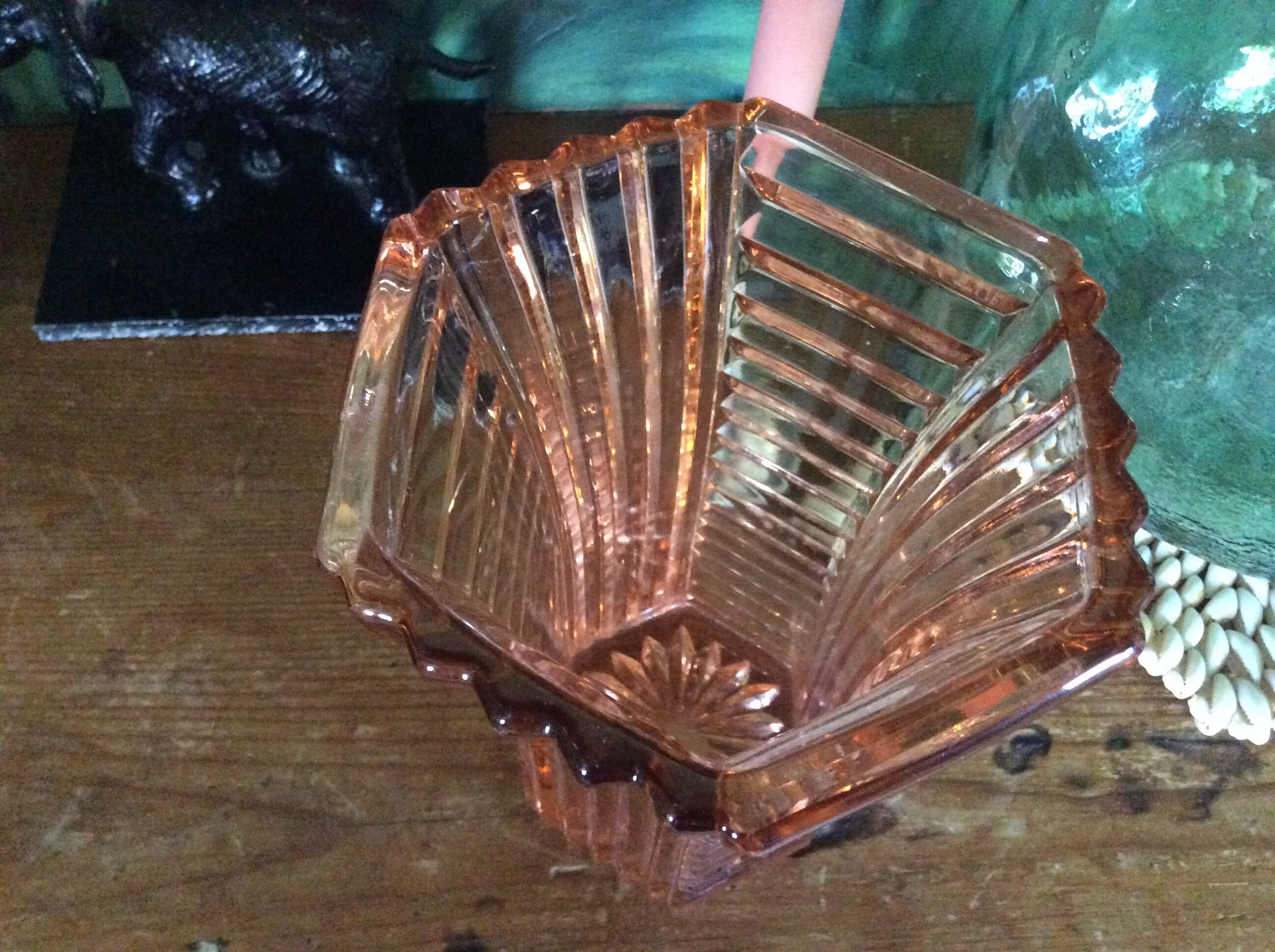 Vase en verre rose