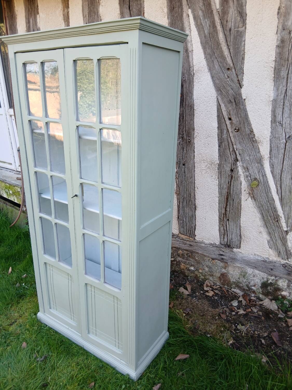 Parisian style display cabinet with 2 doors and 3 shelves in Luxembourg green.