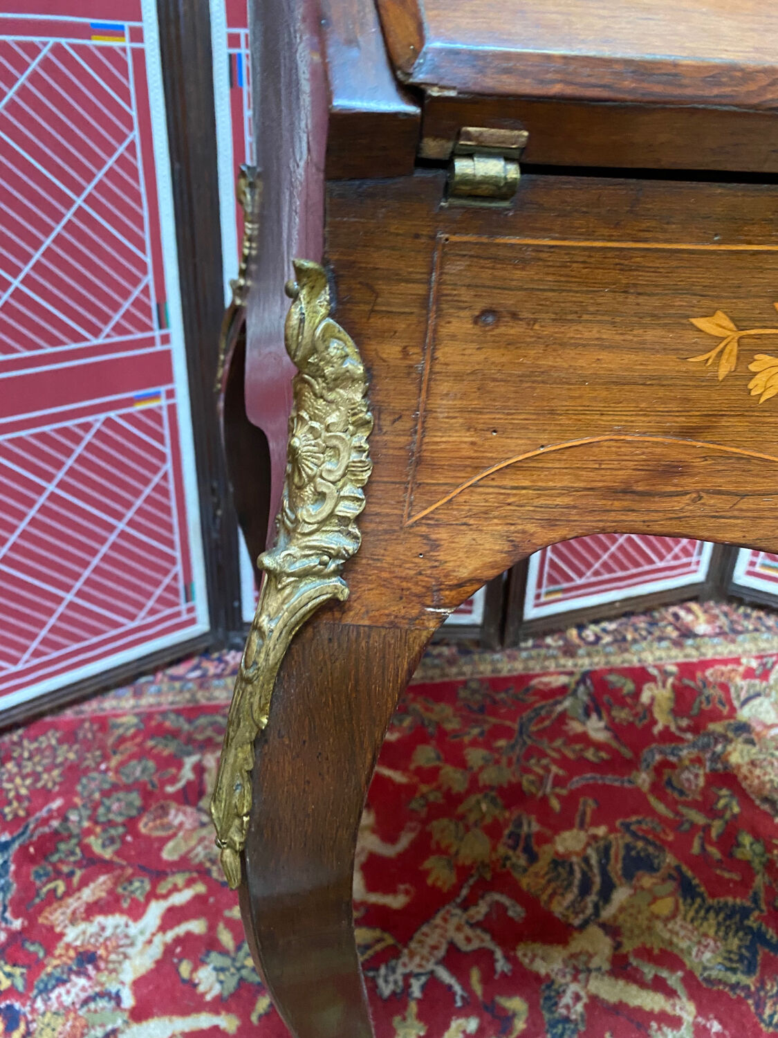 Wriitng desk laiding Louis XV style with secret compartment