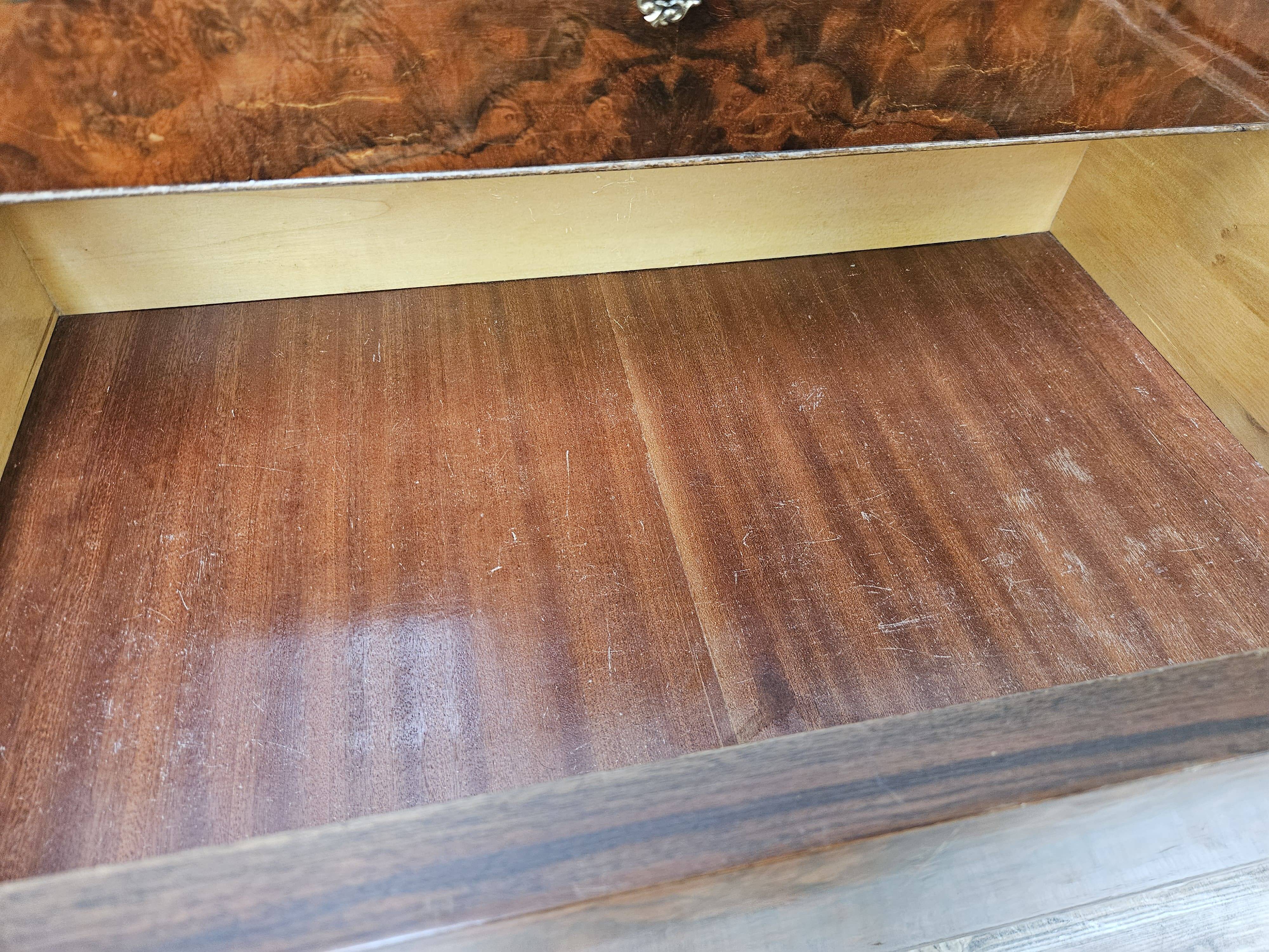 Commode en noyer avec dessus en verre double.