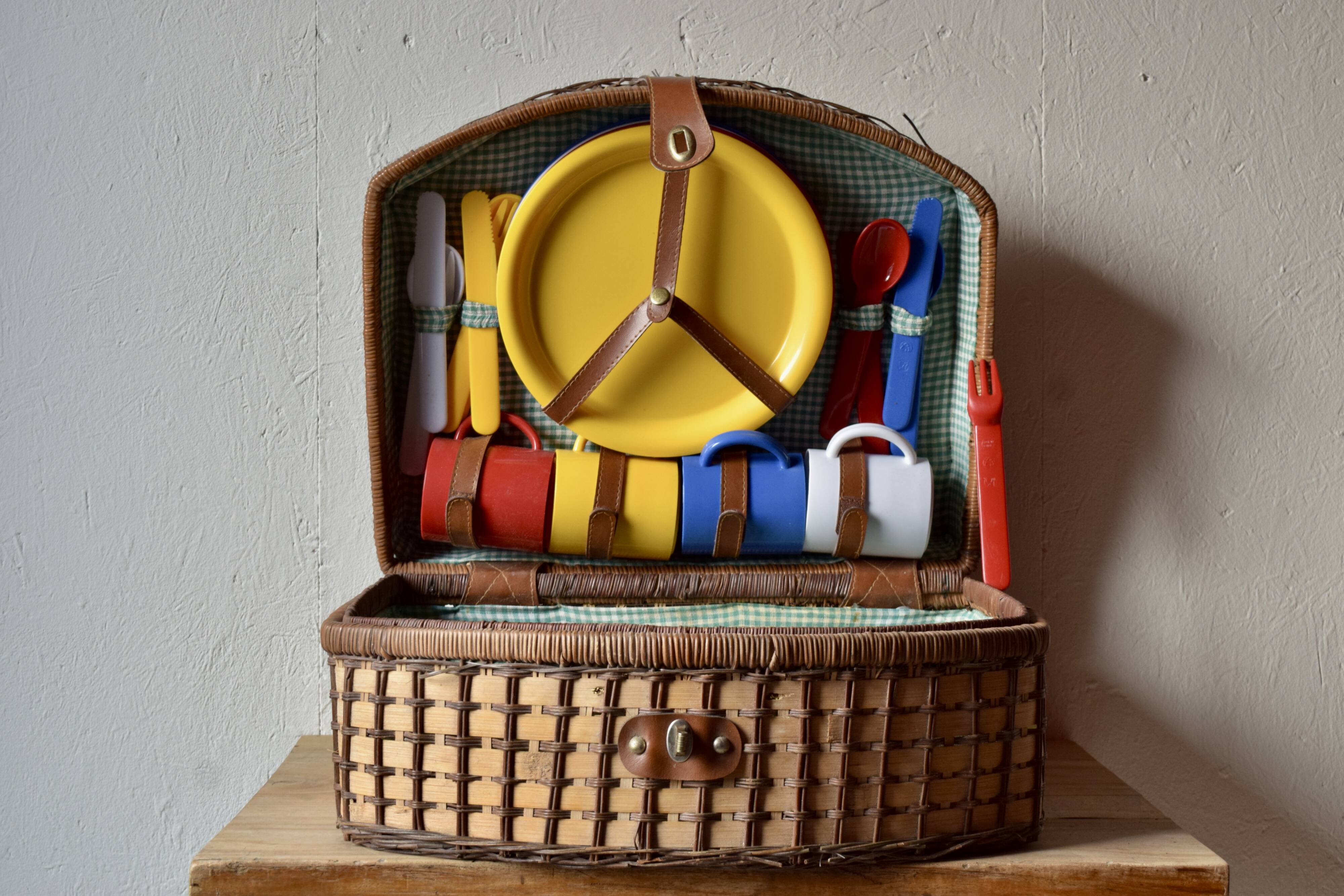 Vintage picnic basket - complete for 4 people