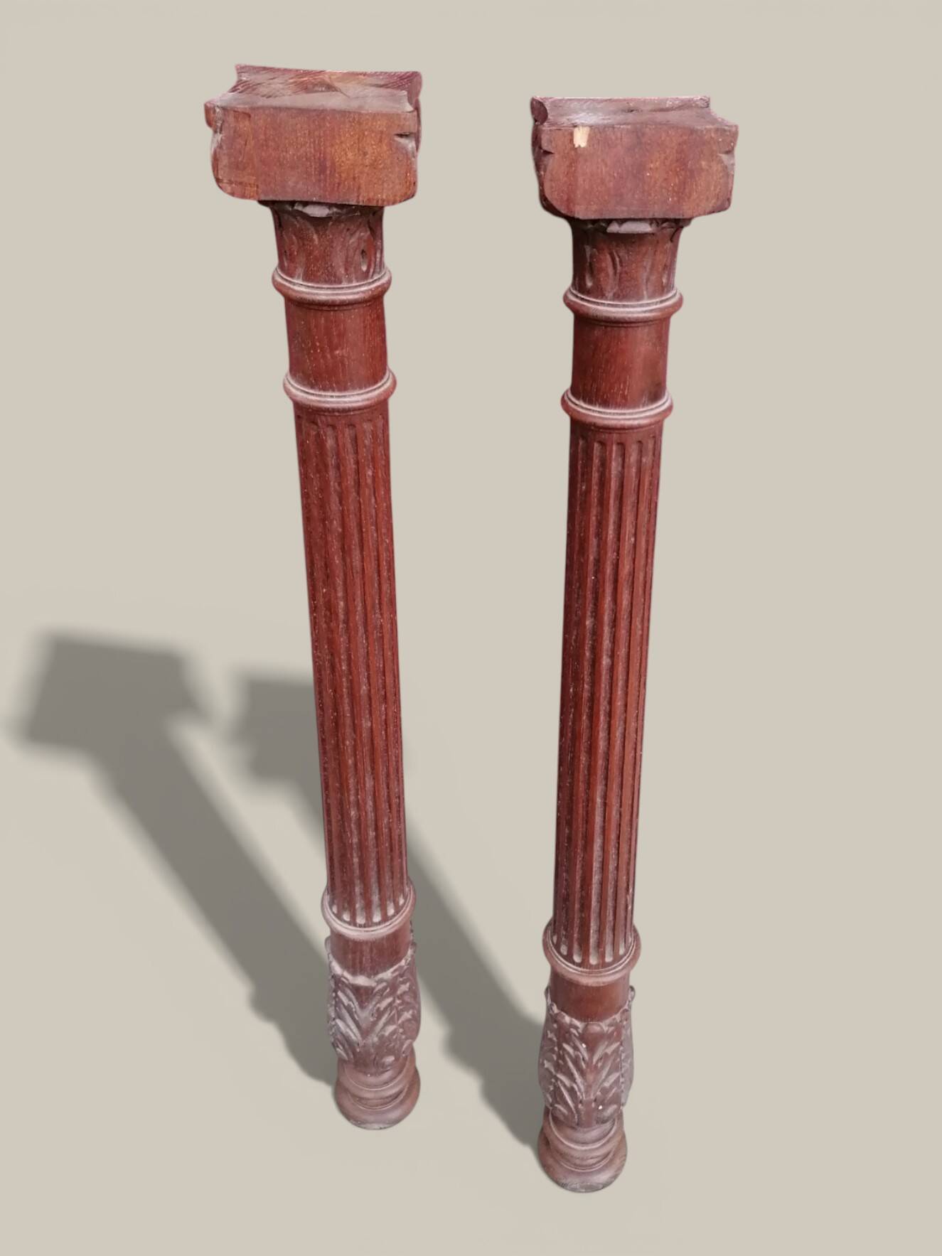 Pair of Corinthian columns H83cm in carved wood from the 19th century.