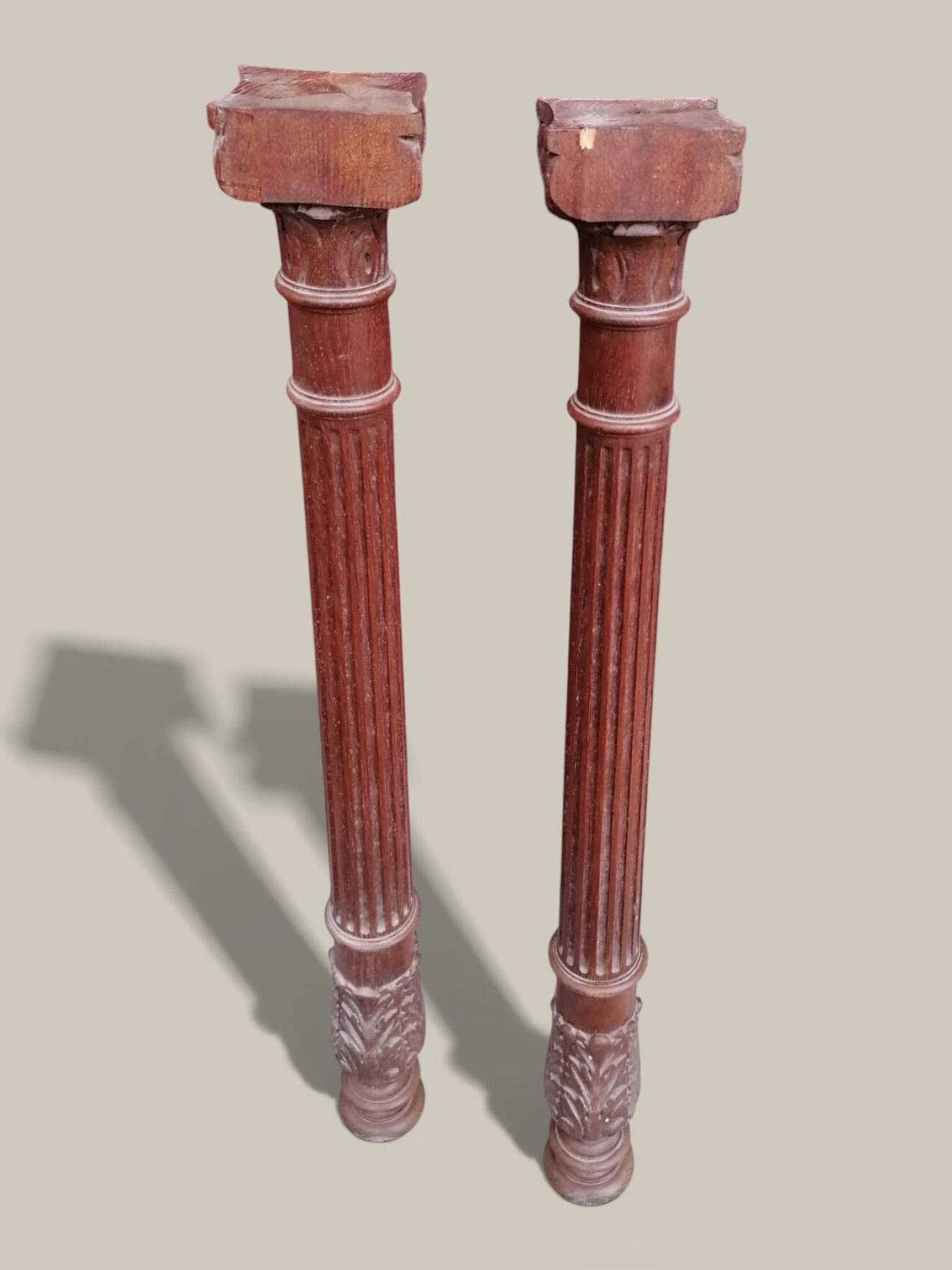 Pair of Corinthian columns H83cm in carved wood from the 19th century.