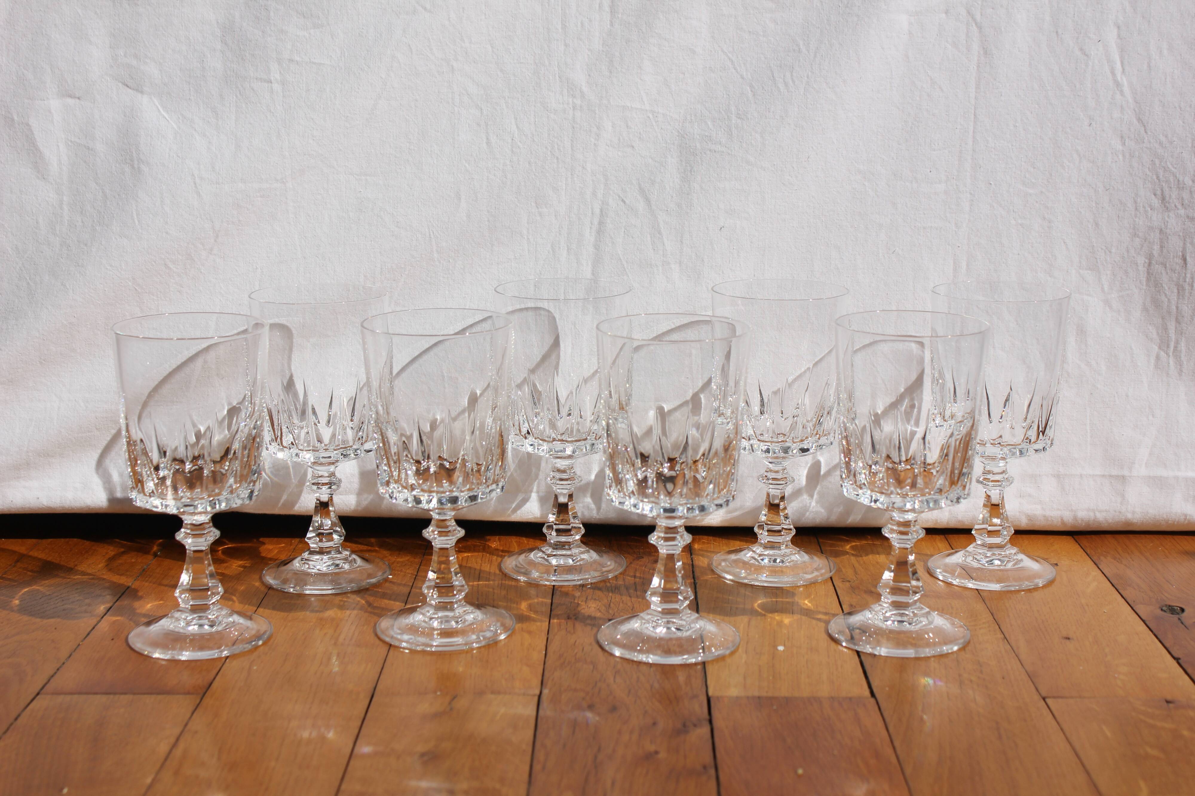 8 vintage foot glasses in Arques crystal Louvre model
