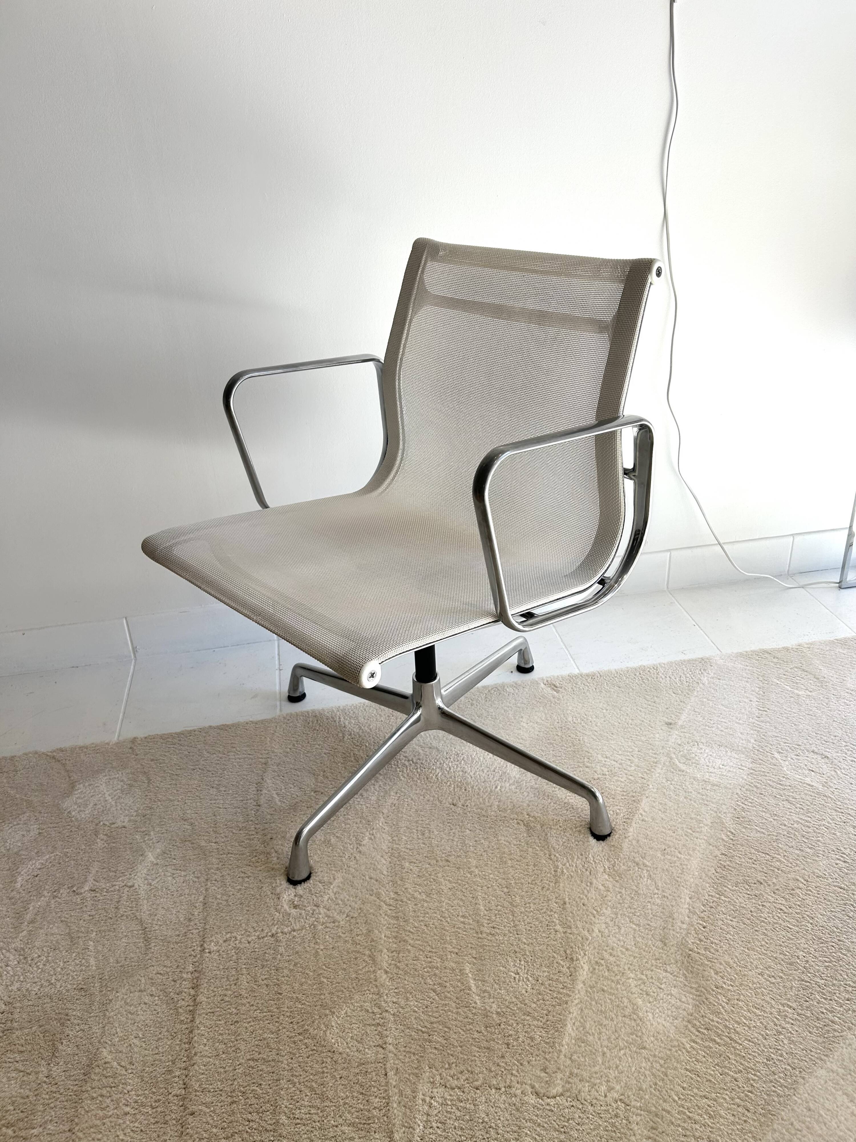 Eames EA108 swivel chair Vitra