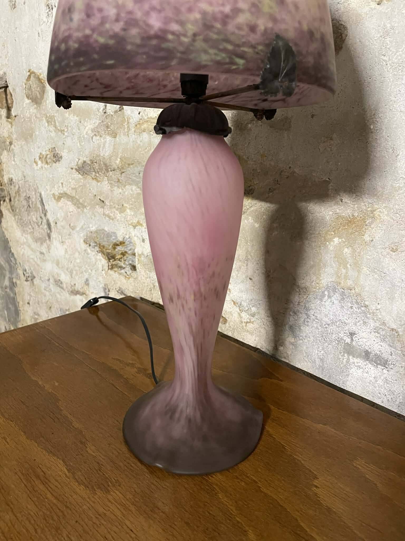 Mushroom lamp Le Verre Français in pink marbled glass