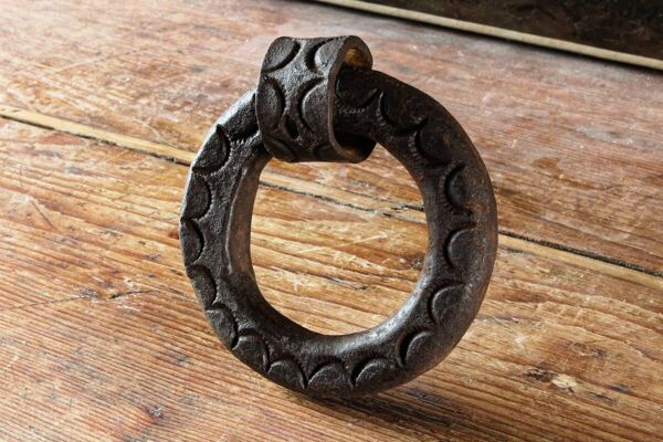 Heurtoir de porte ancien en fer forgé