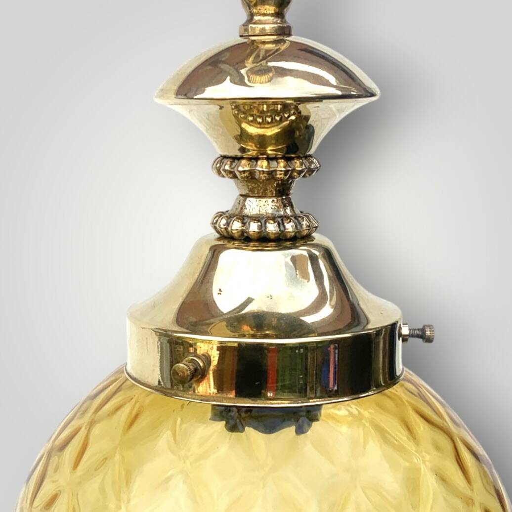 Suspension boule style Hollywood Regency en verre texturé et laiton doré