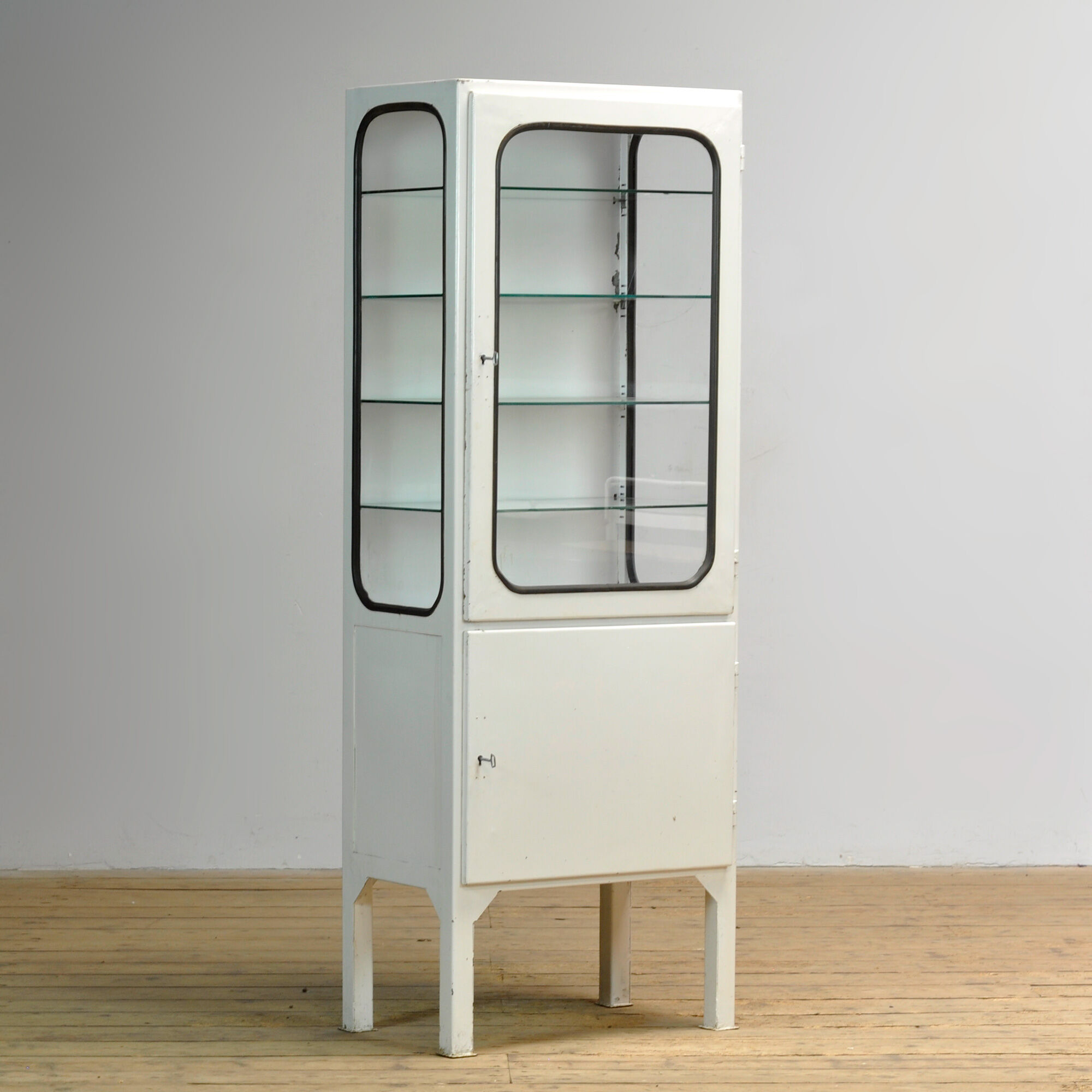 Vintage medicine cabinet, 1970s