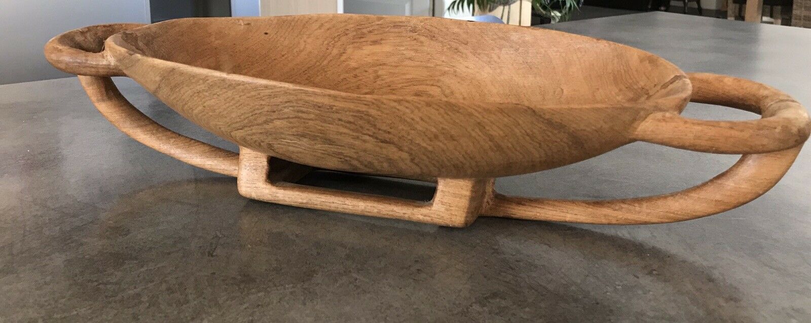 Carved wooden flat-plated - artisanal tribal art African cuisine