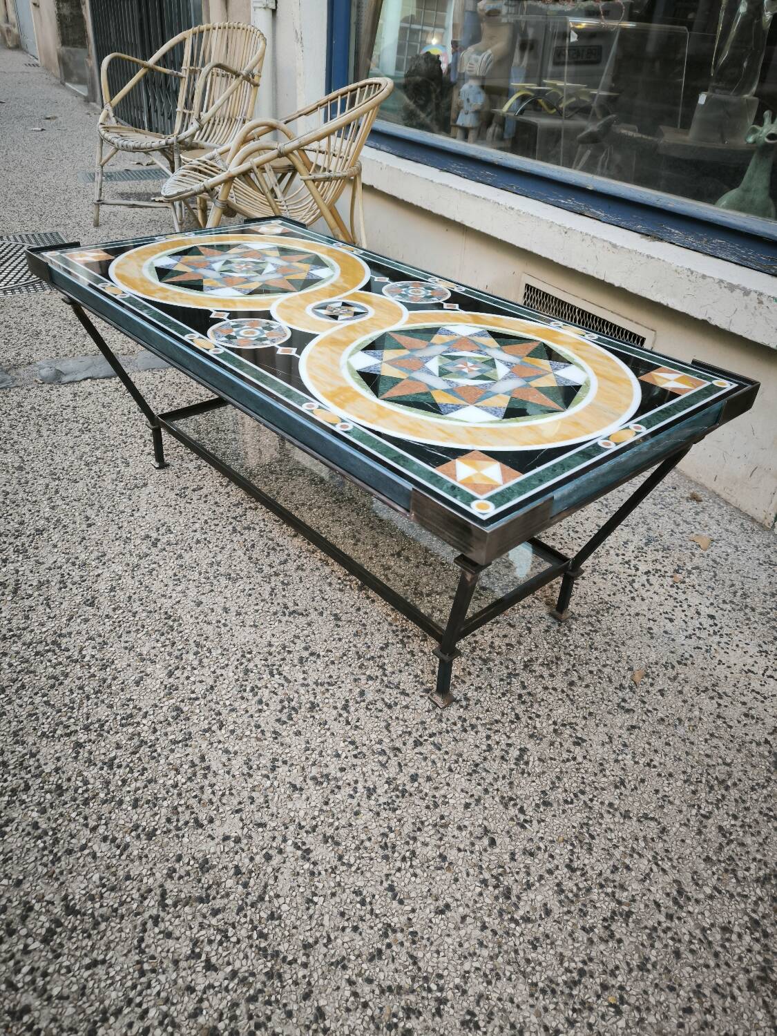 Table basse en mosaïque de marbre et pierres dures