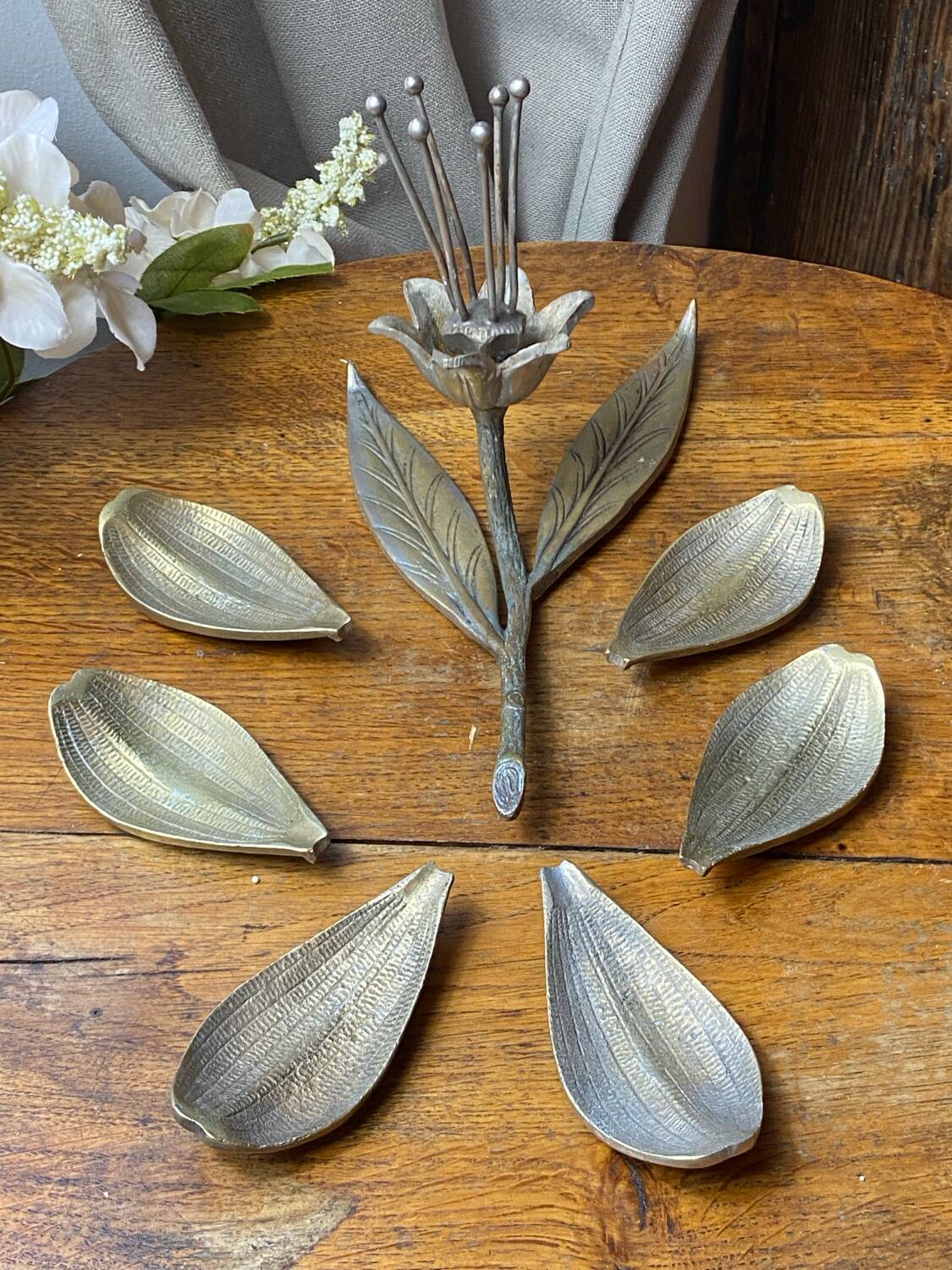 Individual flower-shaped ashtrays, solid brass, 1960s/70s