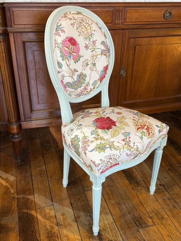 Chaise médaillon de style Louis XVI – garniture traditionnelle