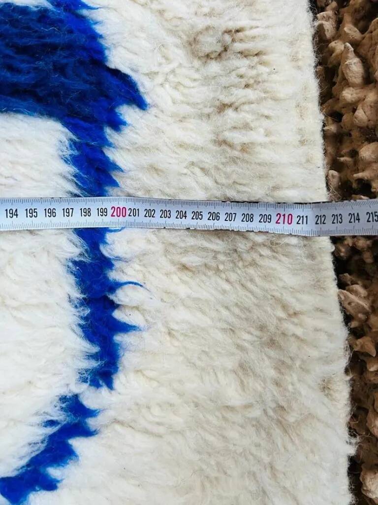 Traditional Moroccan rug made of natural wool, 2.5 x 1.5 m.