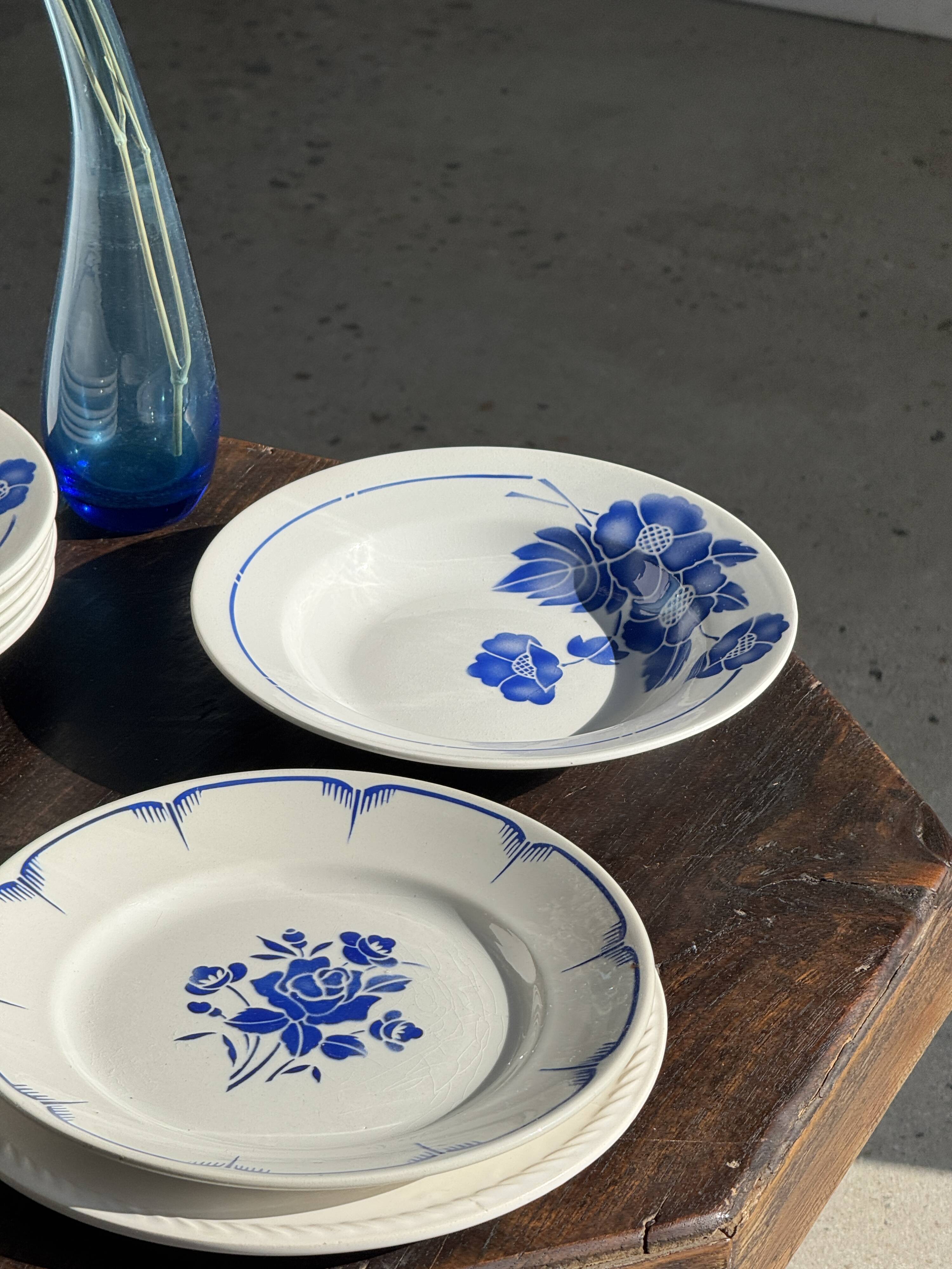 Decorative plate with blue flower pattern D25