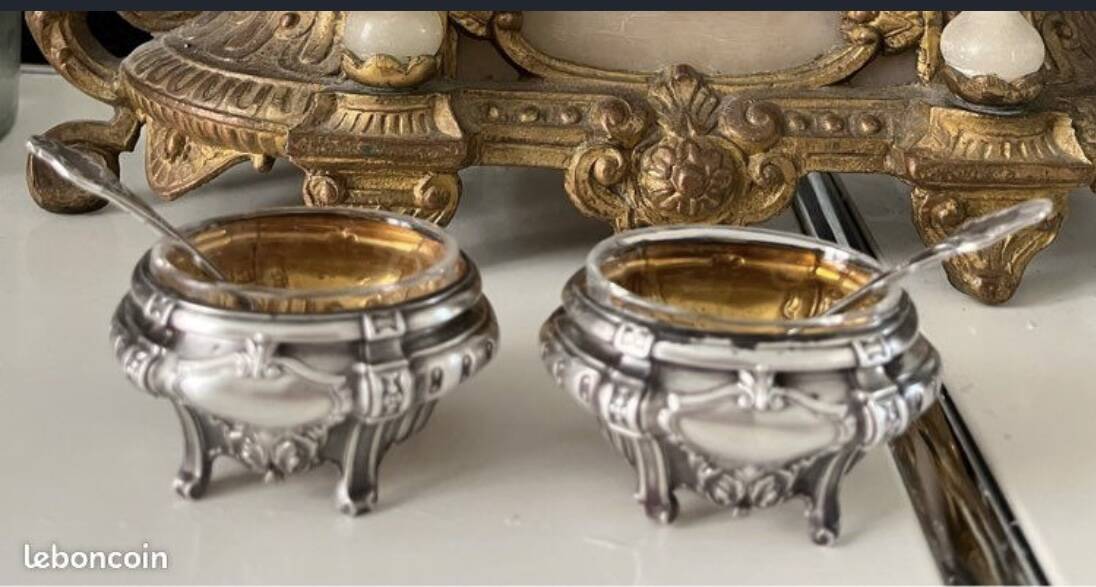 Salt shaker set