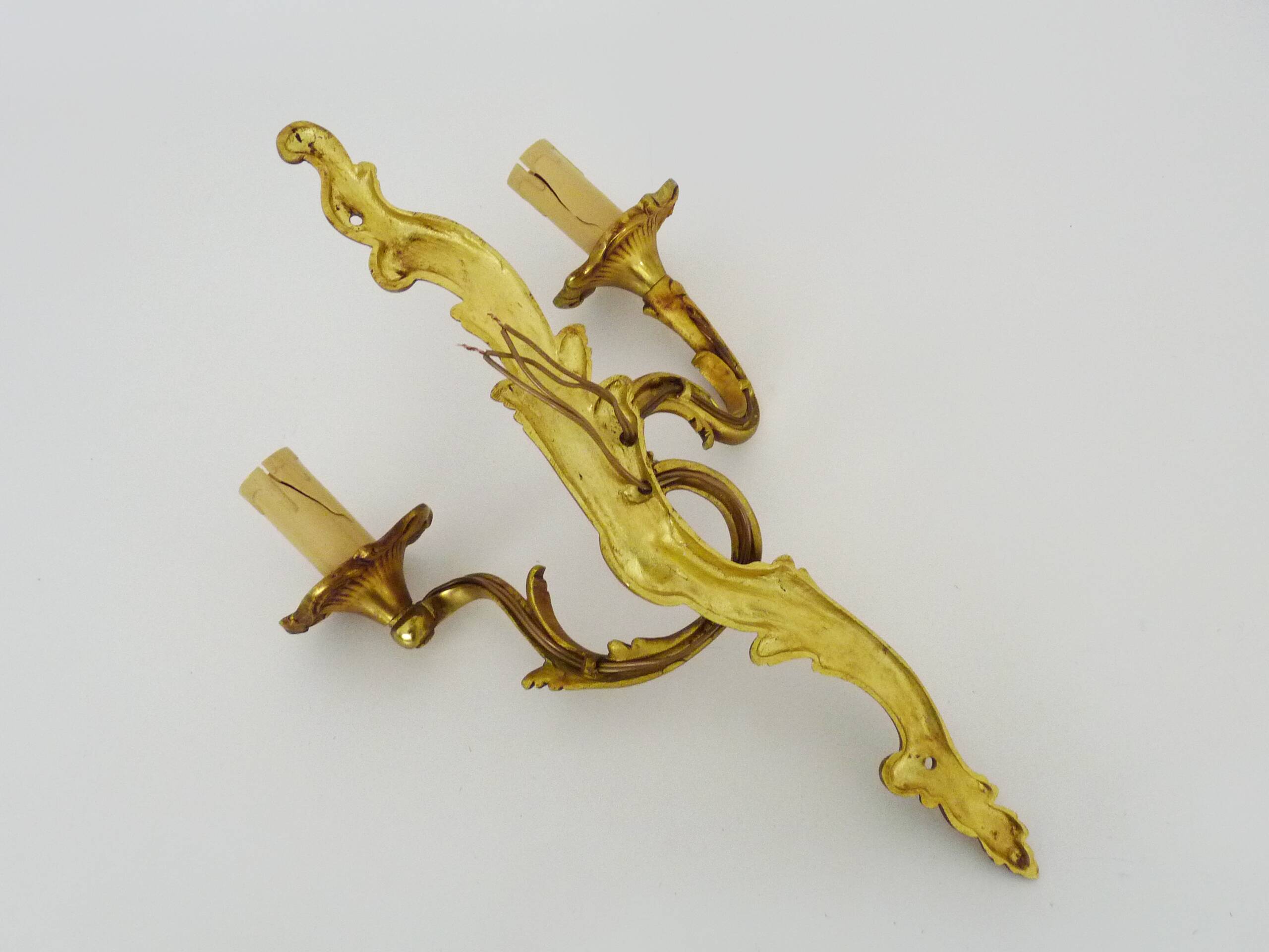 Antique double-light bronze wall light with acanthus leaves. 1950s