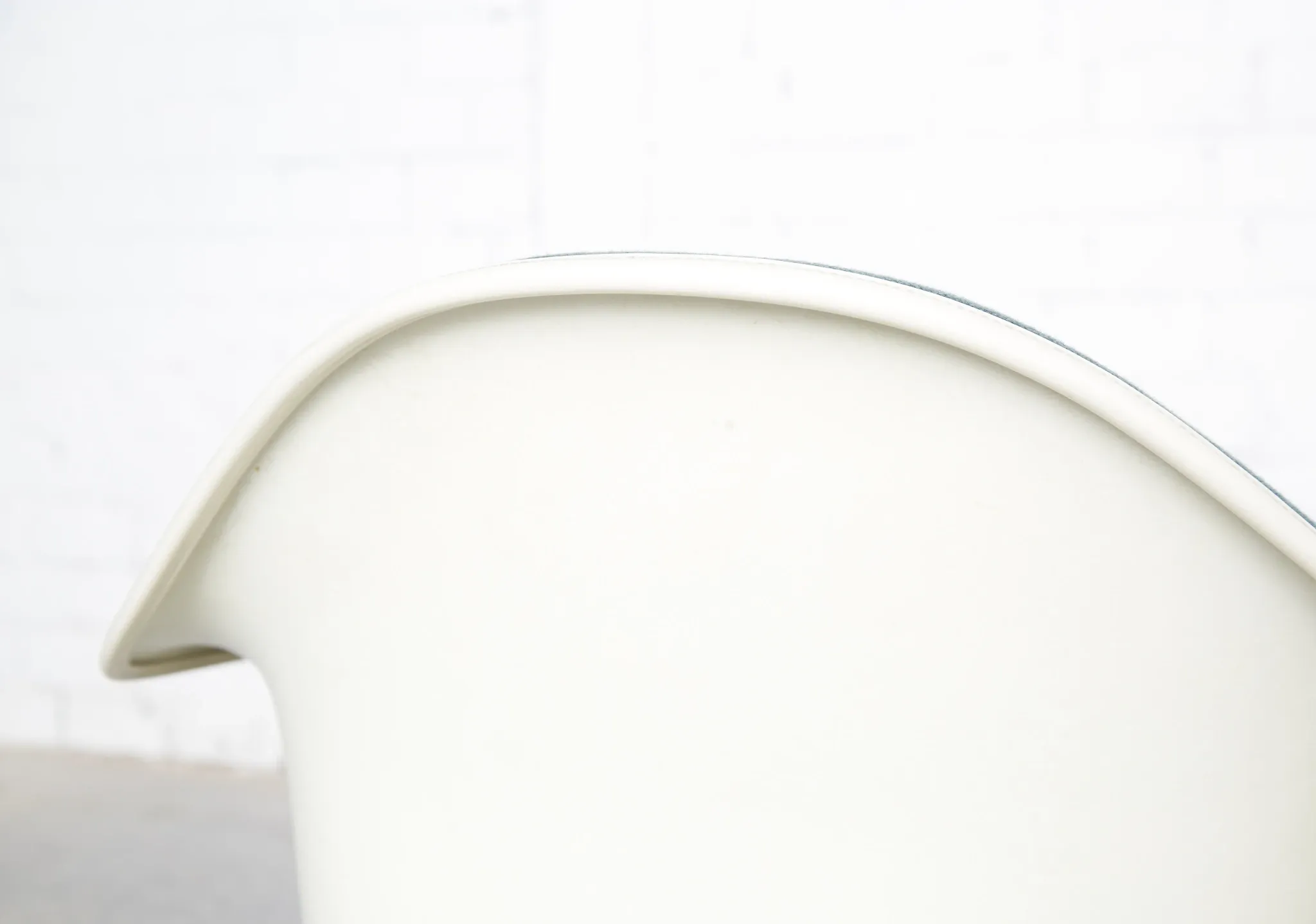 Pair dal la fonda fiberglas chair by charles & ray eames for vitra