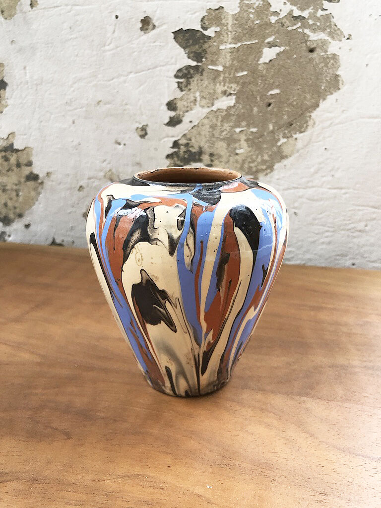 Vase dripping in varnished earth
