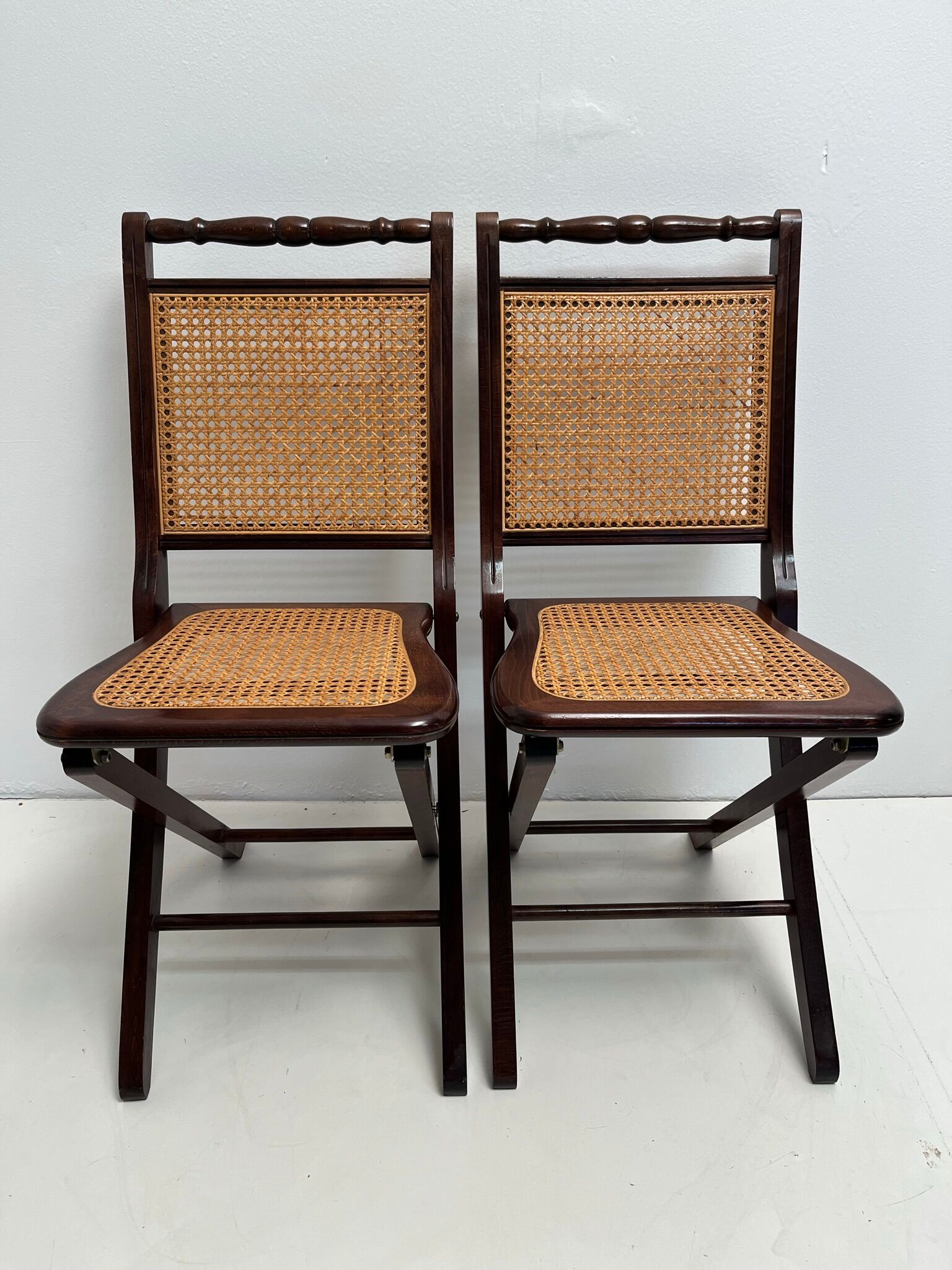 2 vintage folding chairs in wood and canning, 60s