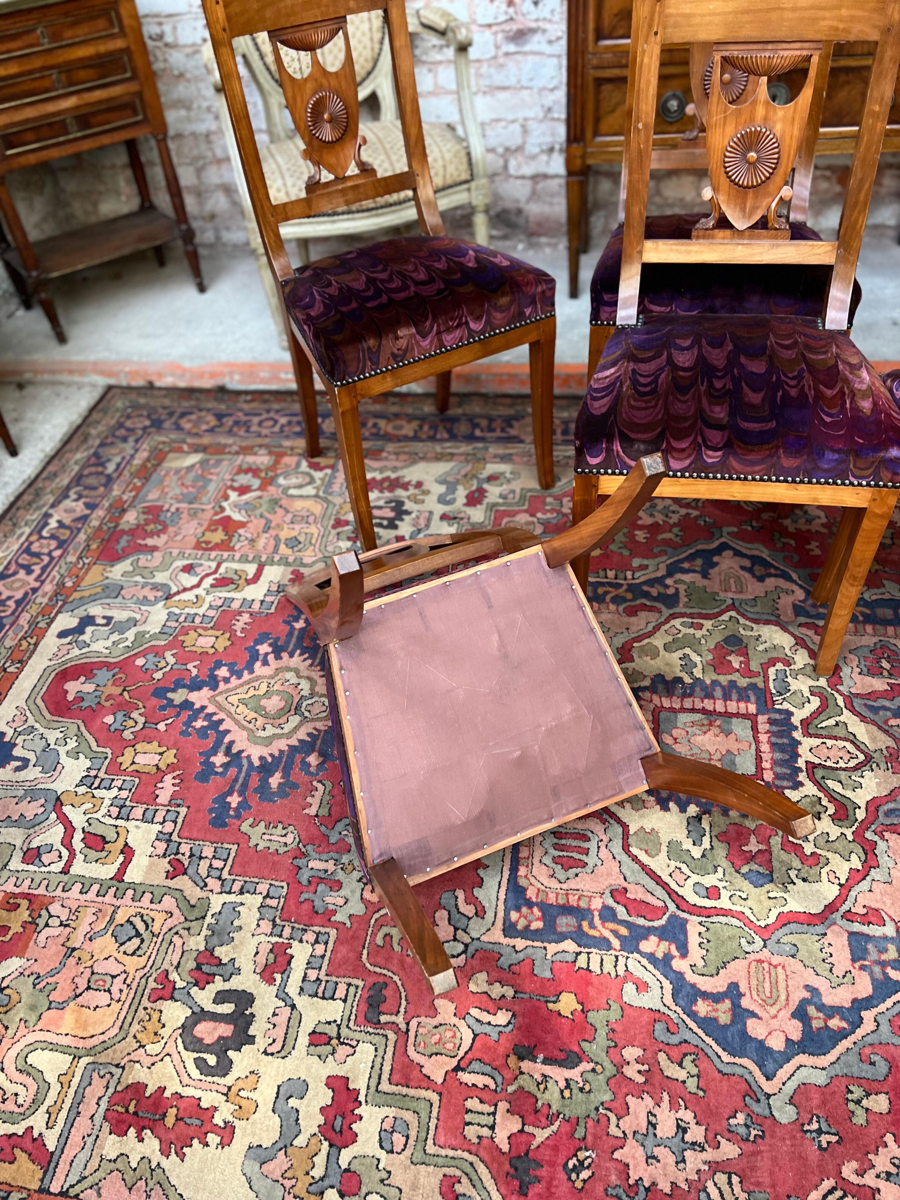 Suite de six chaises en bois naturel de style empire