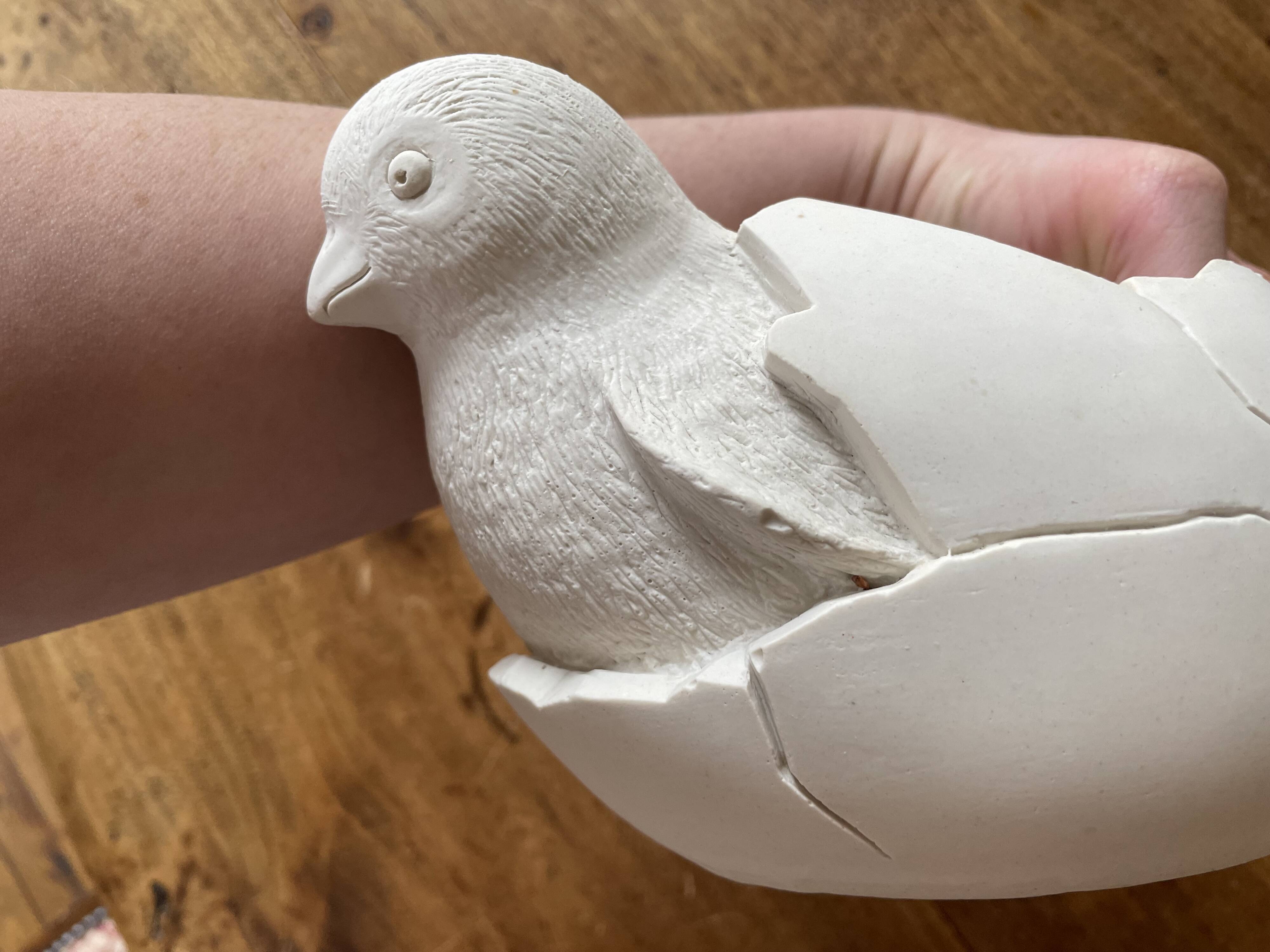 Chick in its egg, decorative plaster - empty pocket