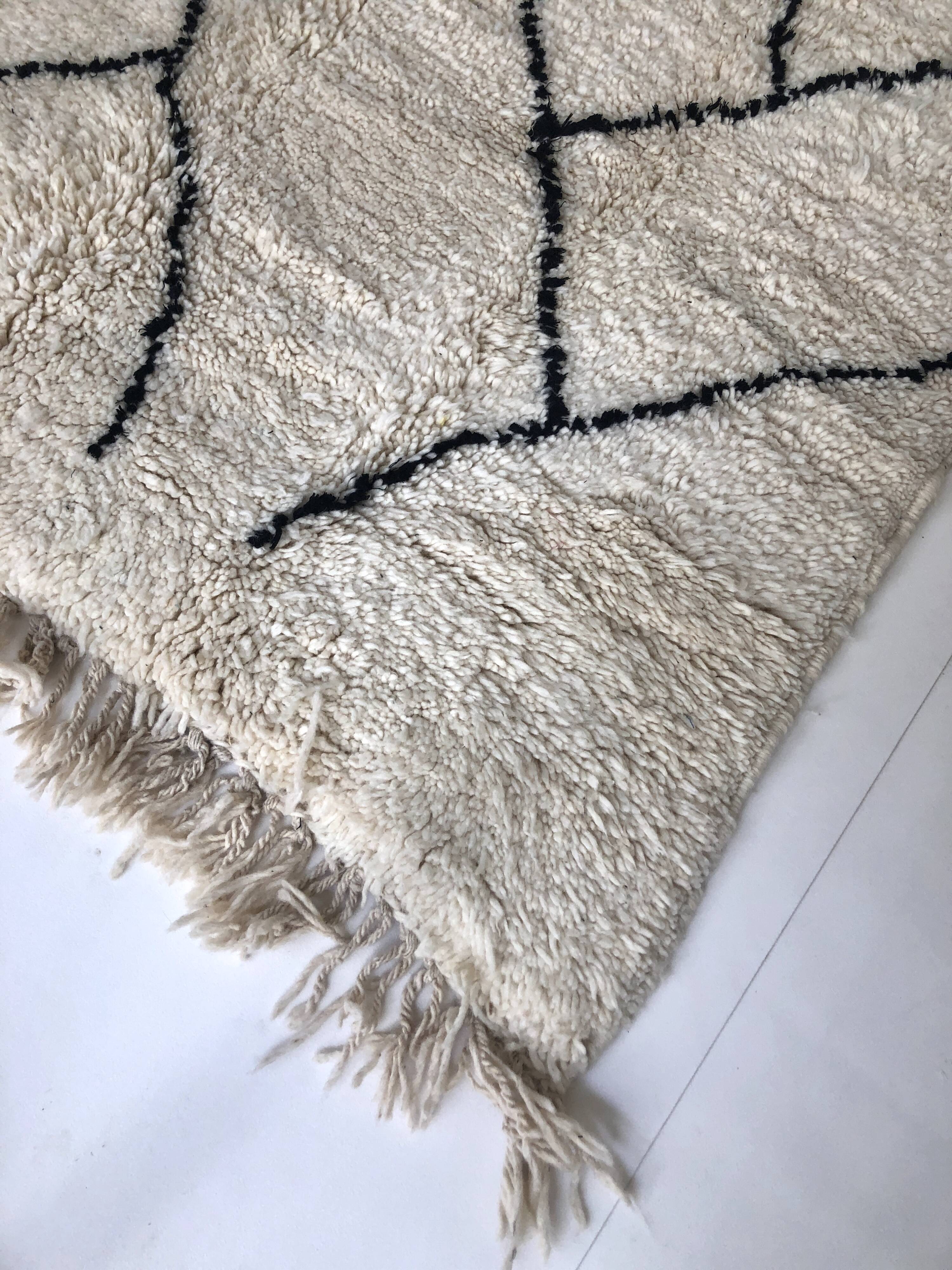 Moroccan Berber carpet Beni Ouarain with black graphic patterns 2,36x1.55m