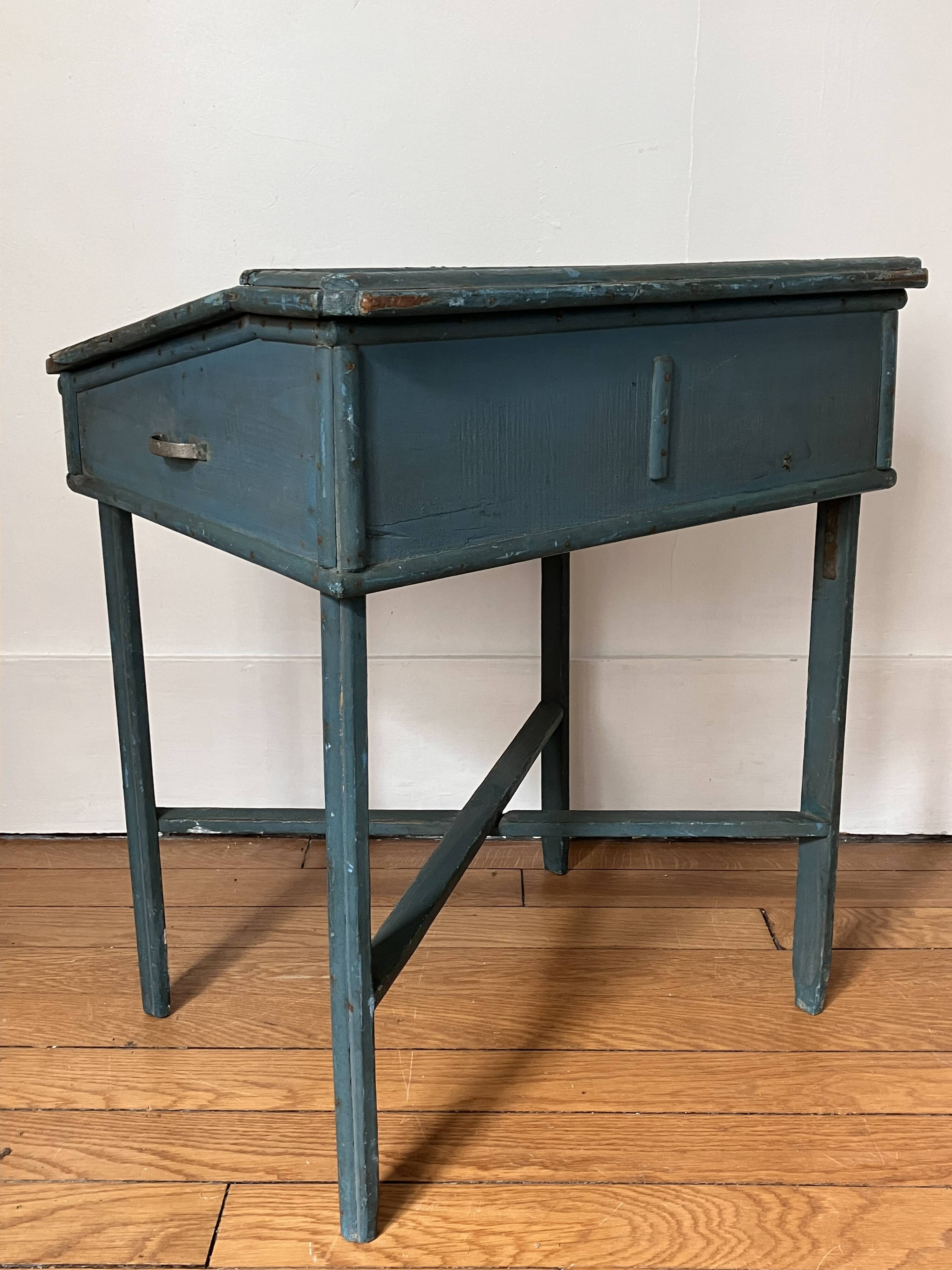 Ancien pupitre d'enfant, bureau