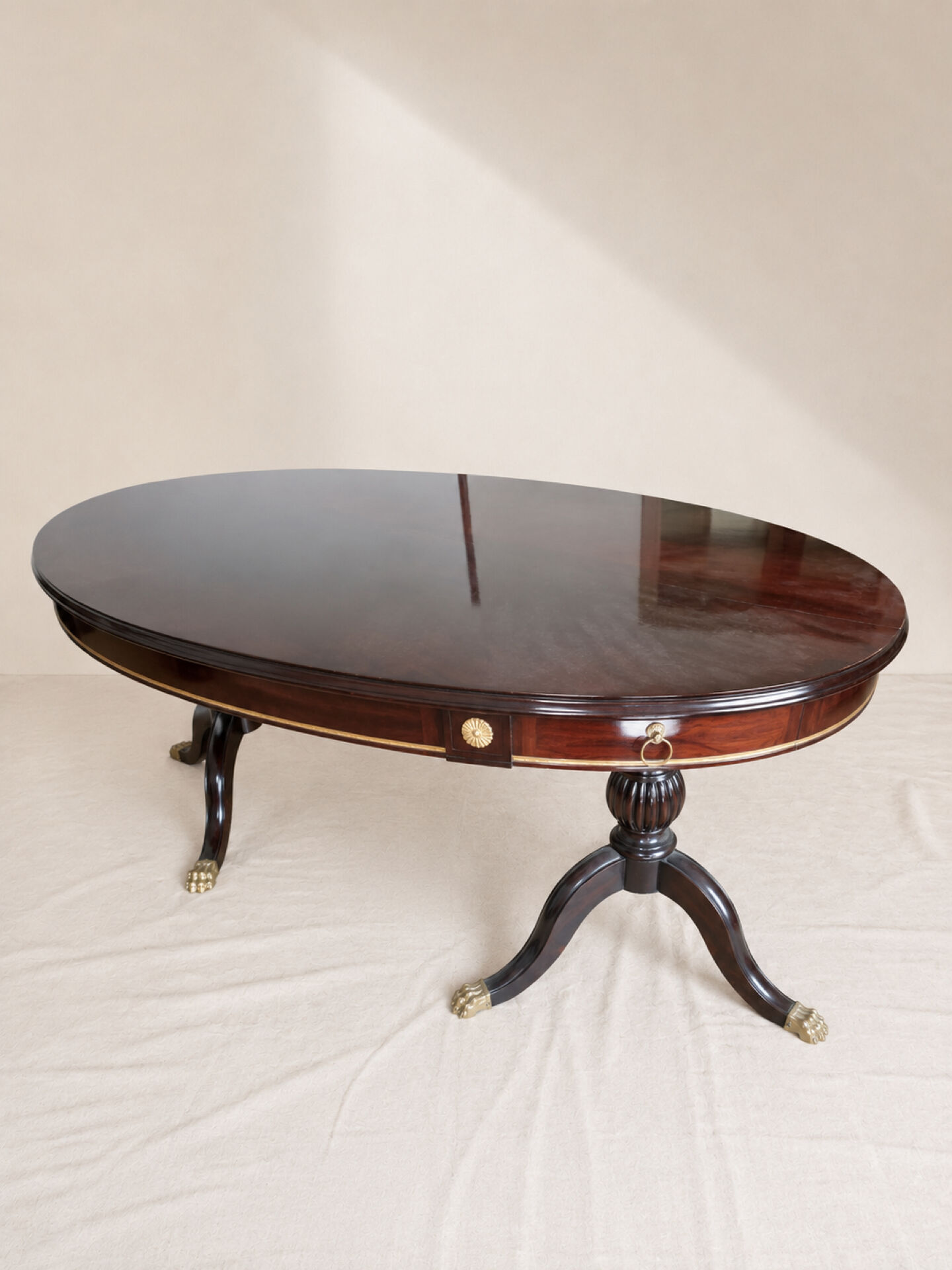 Table ovale extensible en acajou verni, pattes de lion et détails doré