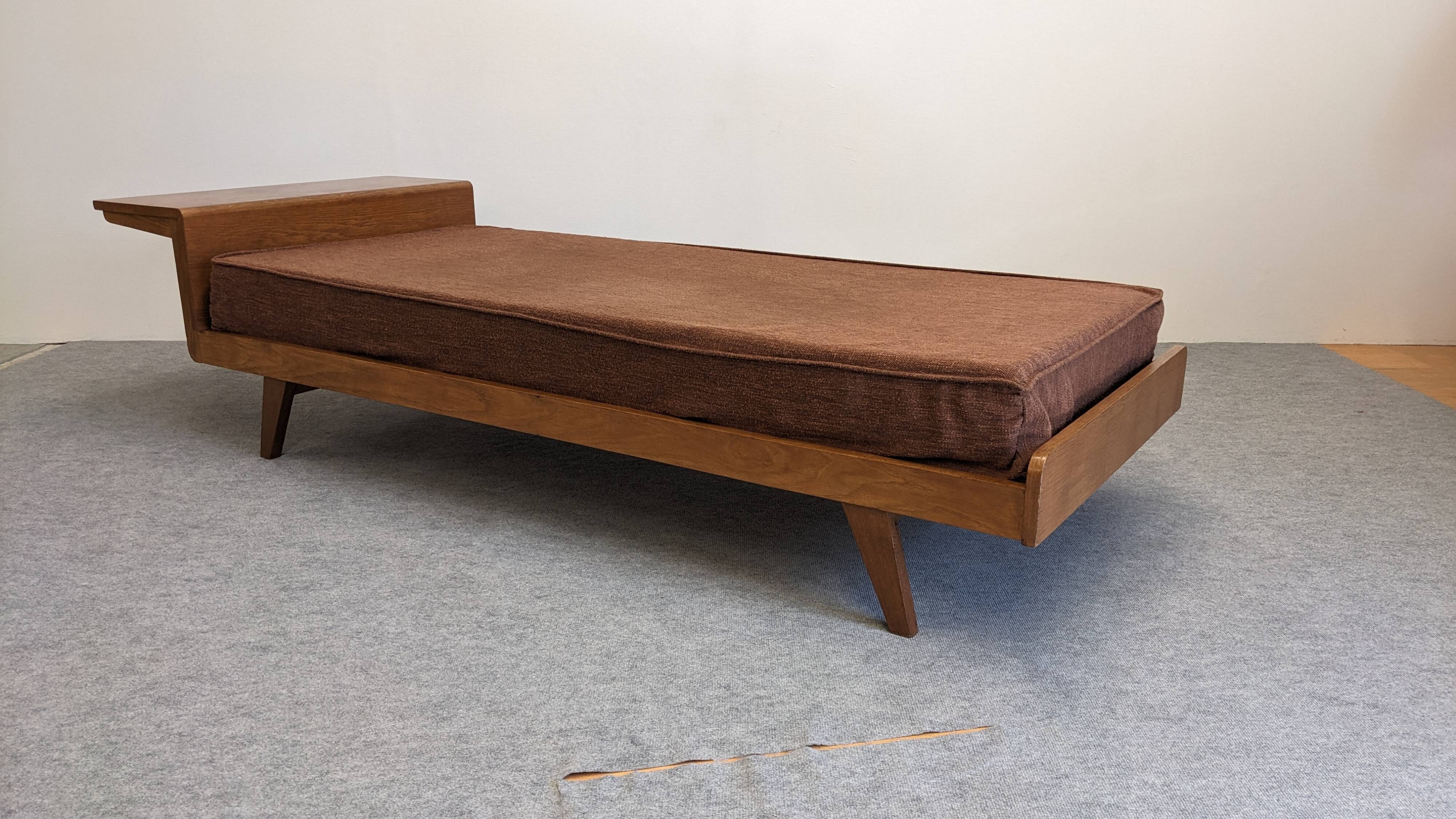 Daybed,  banquette ou lit de repos de style scandinave, France vers 1960